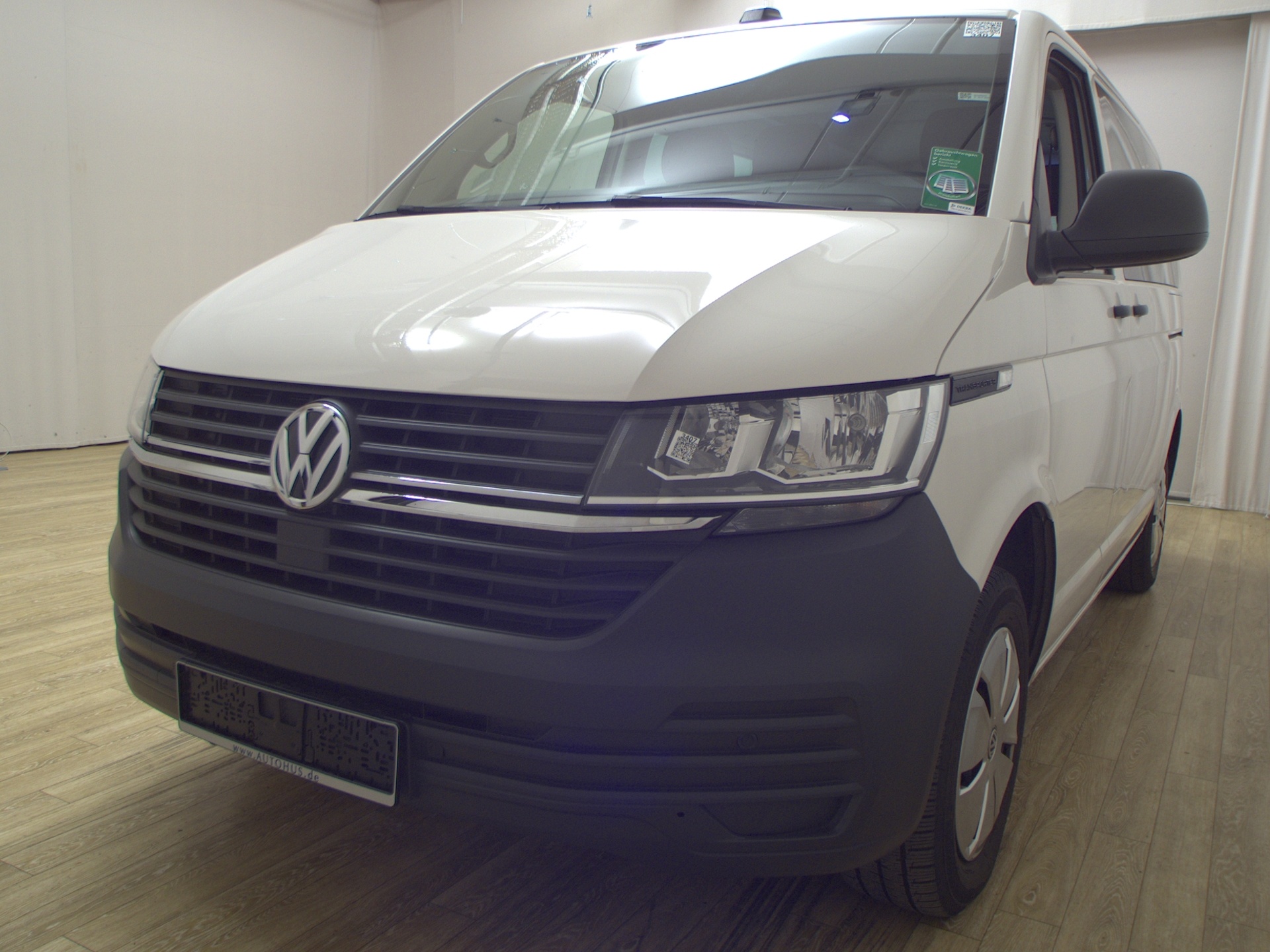 Volkswagen T6 Transporter 2.0 TDI DSG 9-Sitze Navi PDC AHK 2
