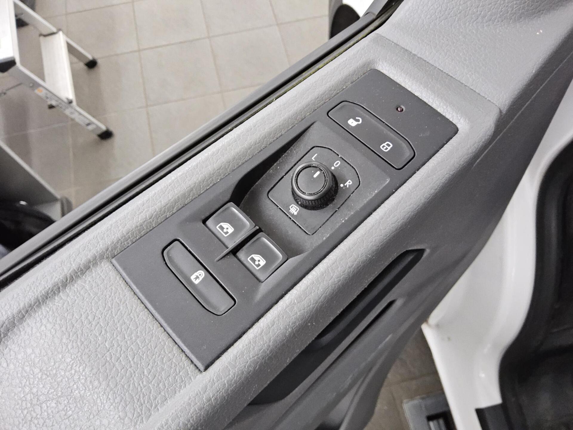 Volkswagen T6 Transporter 2.0 TDI DSG 9-Sitze Navi PDC AHK 9