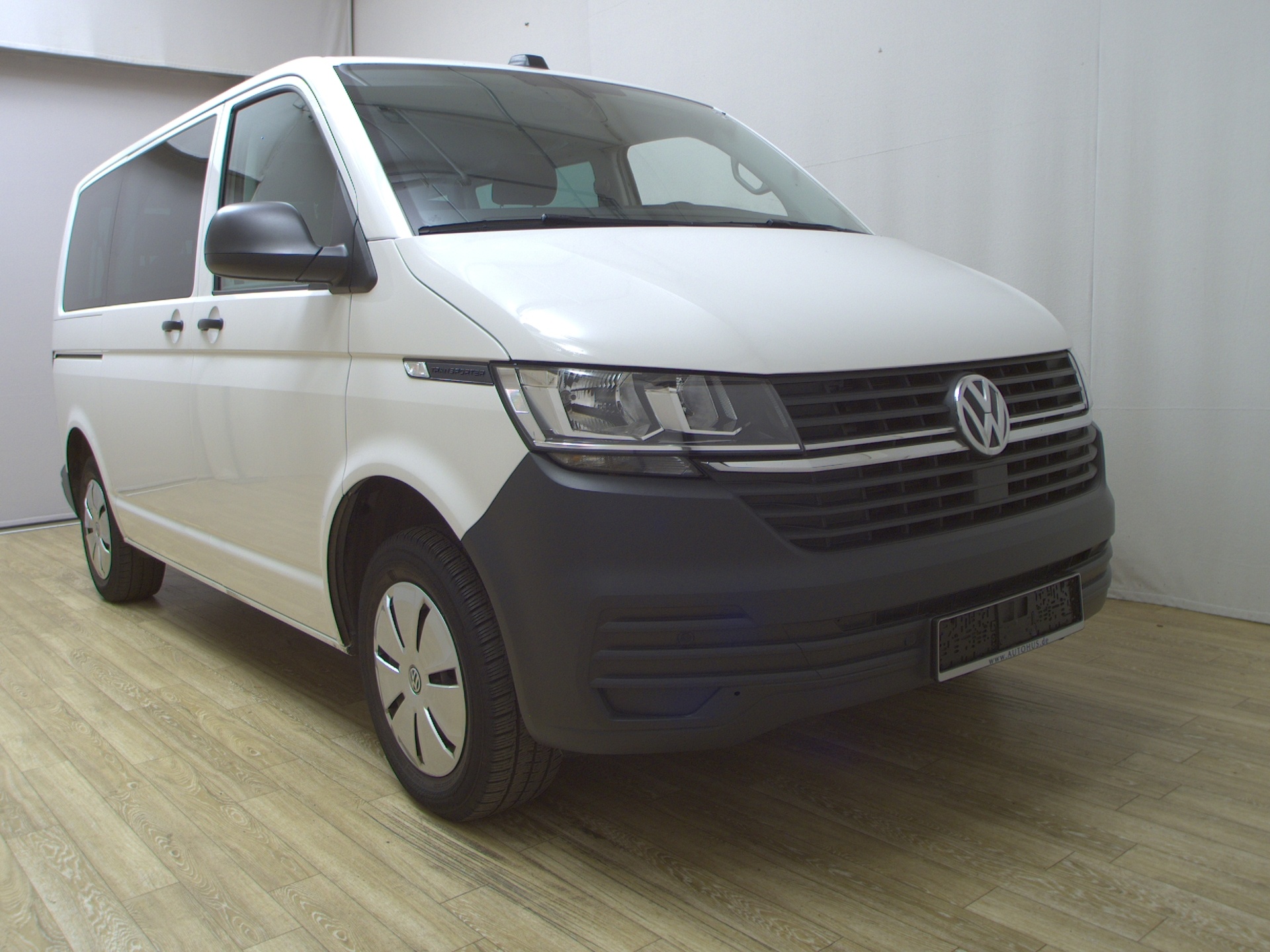 Volkswagen T6 Transporter 2.0 TDI DSG 9-Sitze Navi PDC AHK 3