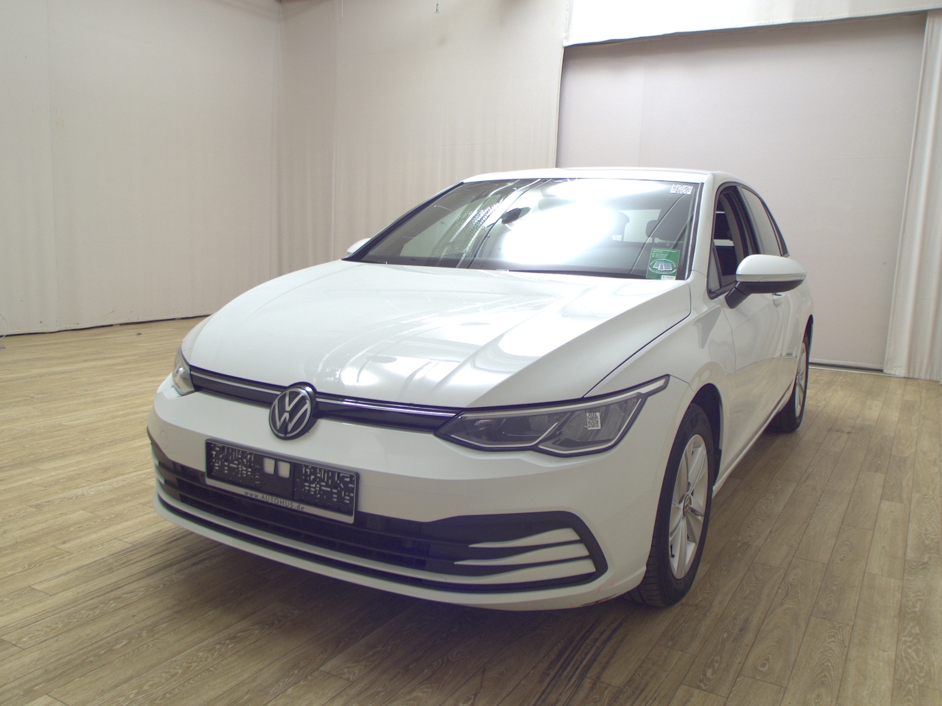 Volkswagen Golf-8 2.0 TDI Life Navi LED AID Shz PDC 2