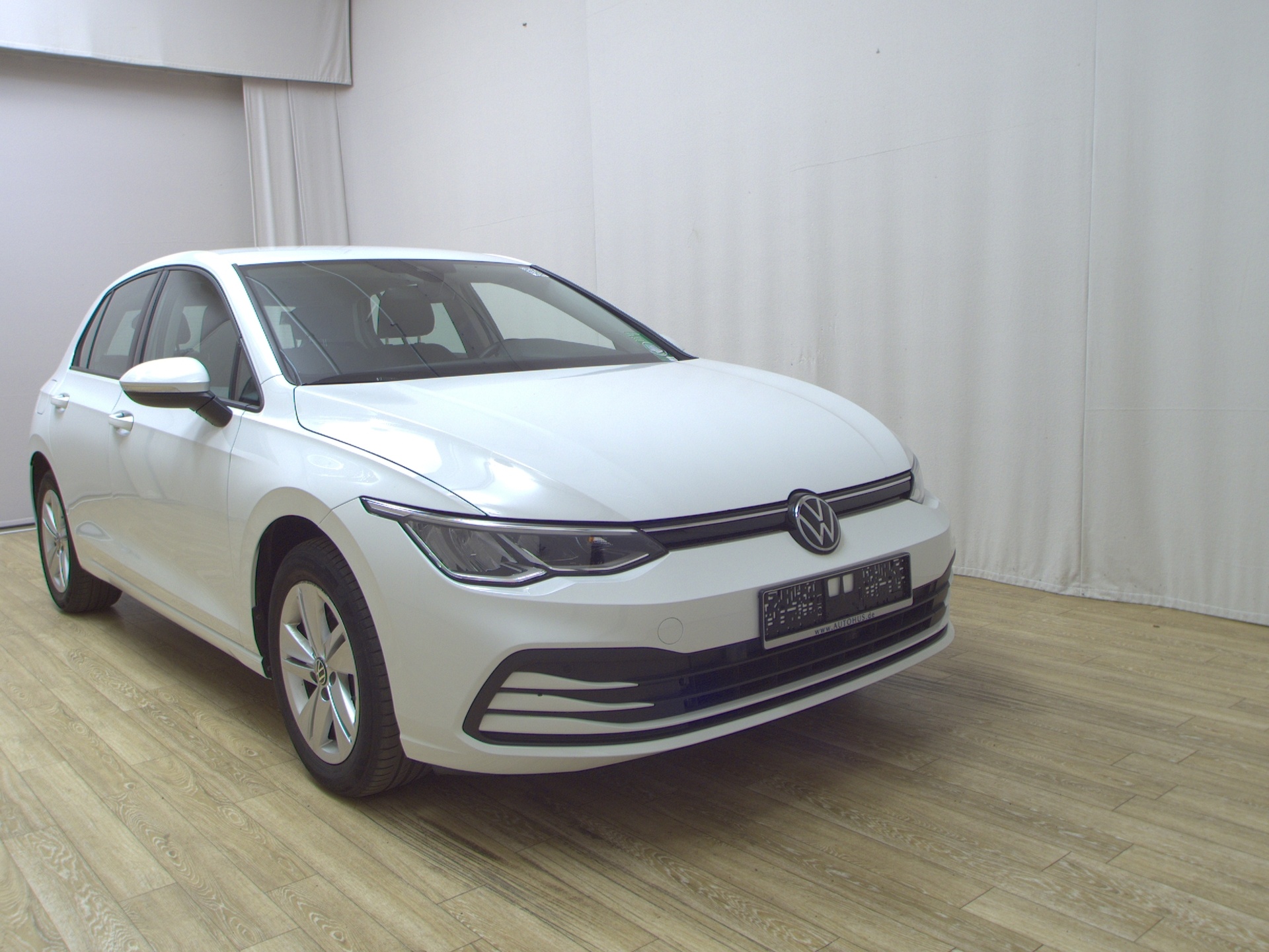 Volkswagen Golf-8 2.0 TDI Life Navi LED AID Shz PDC 3