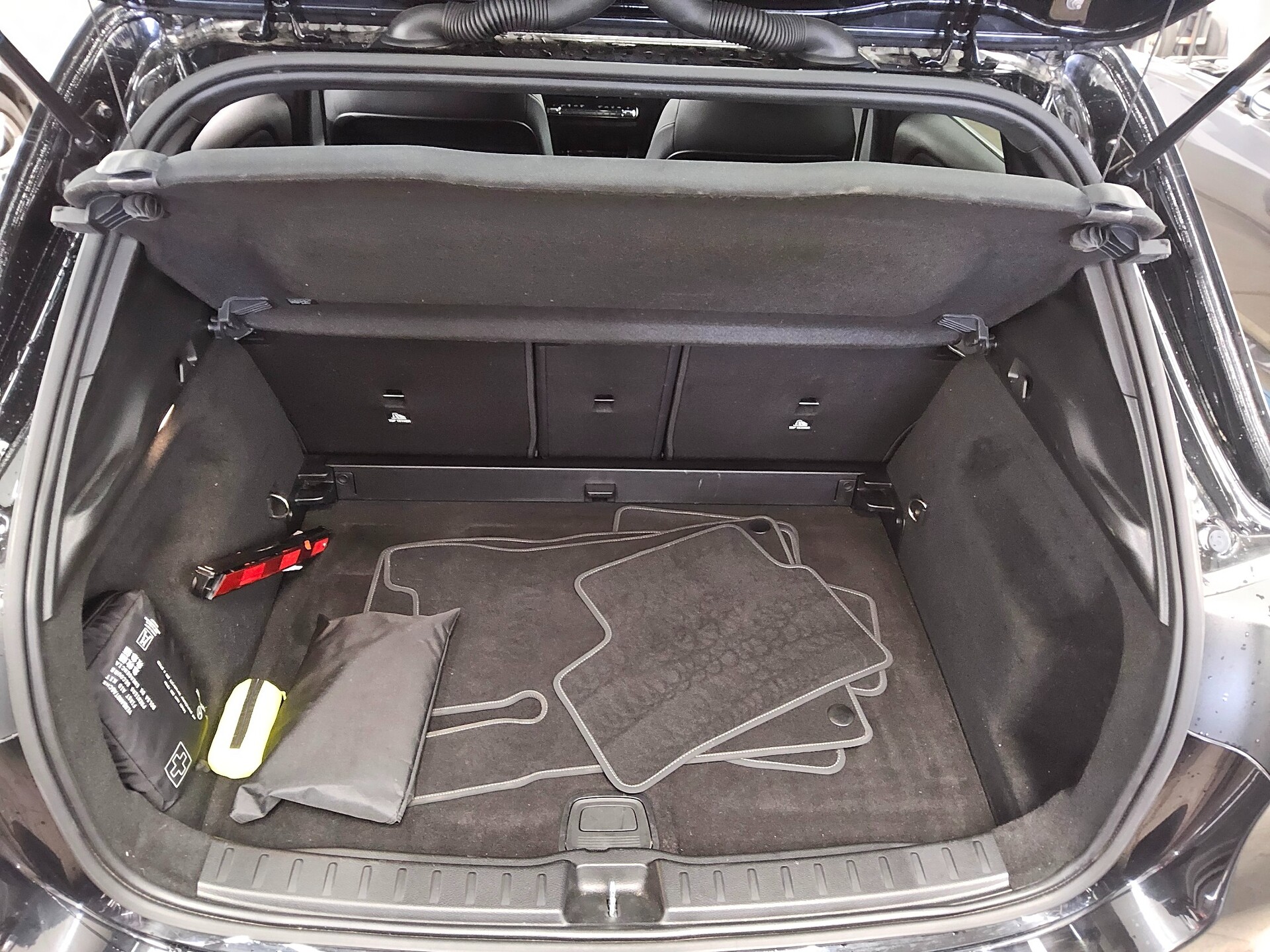 Mercedes-Benz GLA 200 d Progressive Navi LED Kamera Ambiente 12