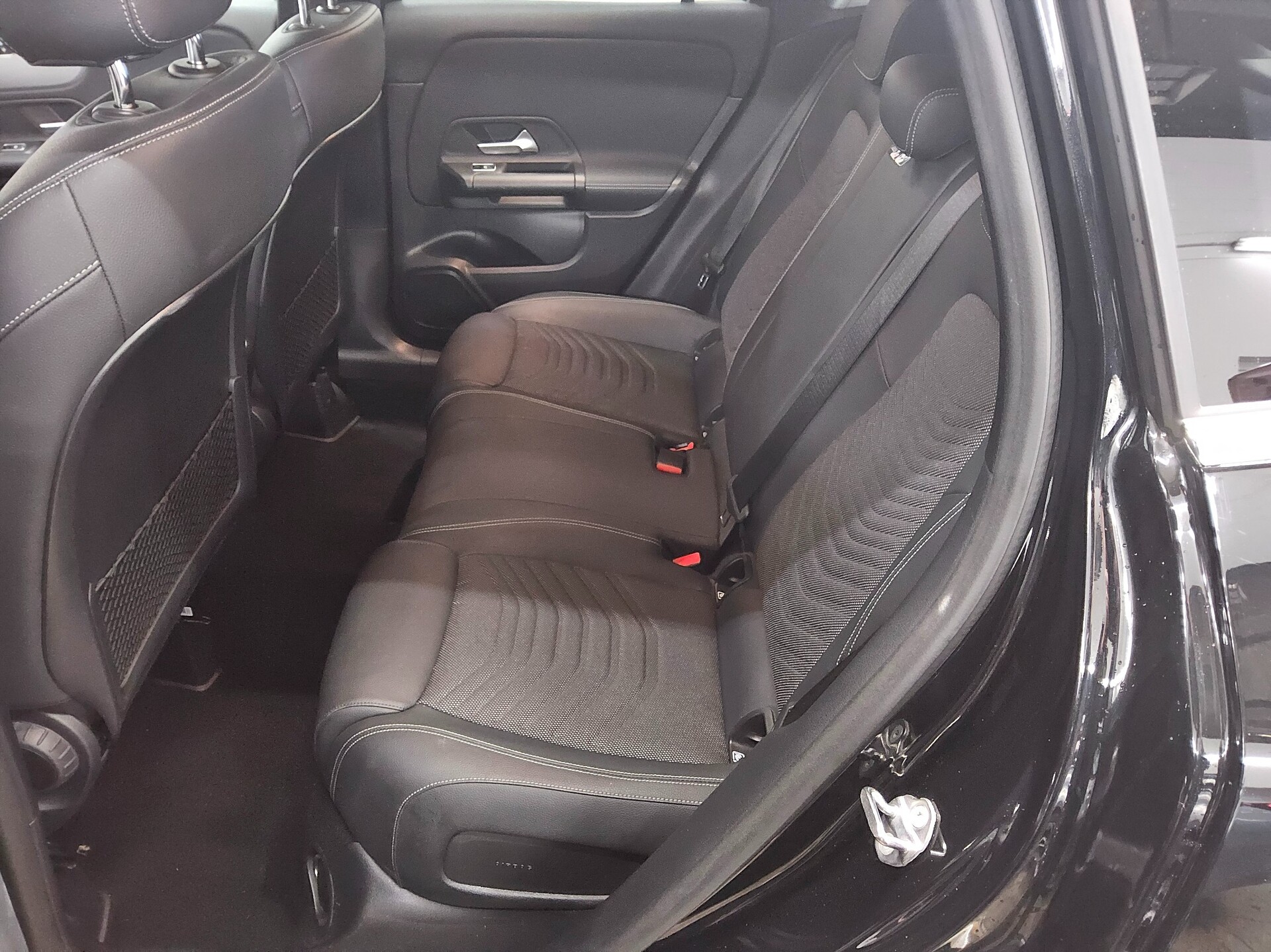 Mercedes-Benz GLA 200 d Progressive Navi LED Kamera Ambiente 13