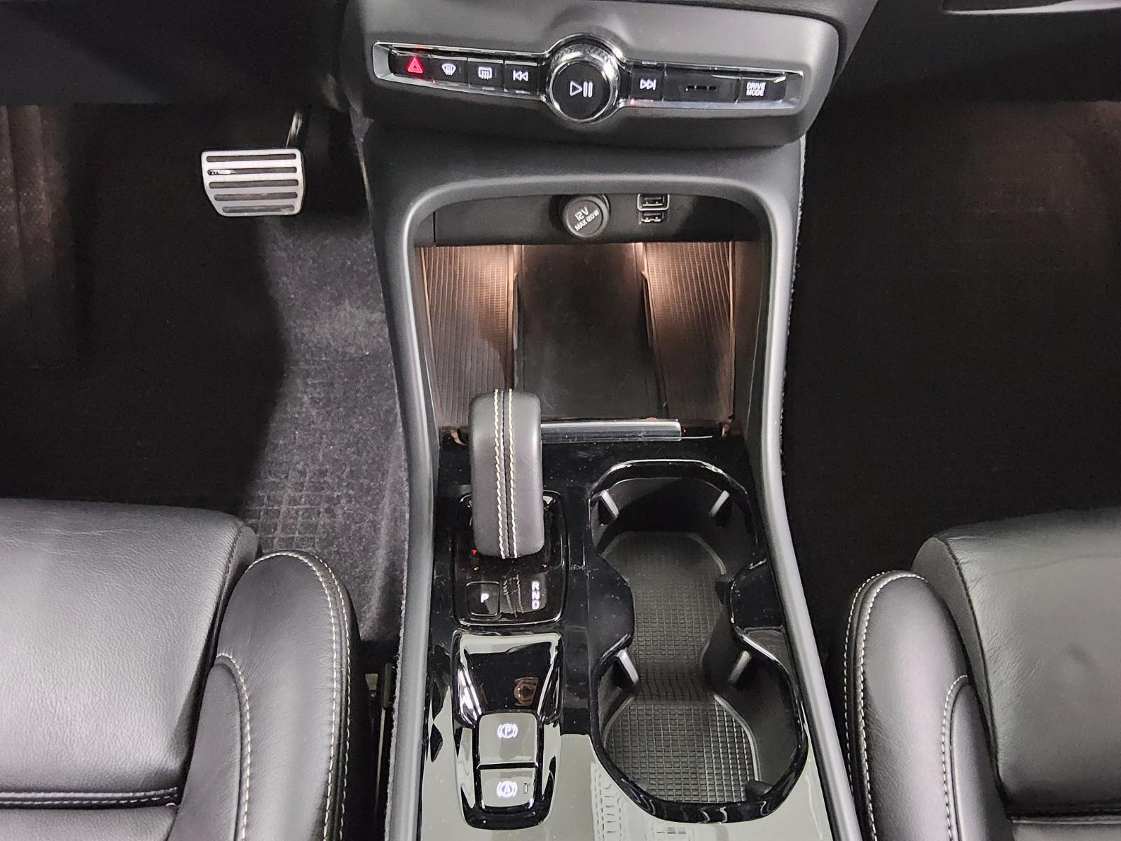 Volvo XC40 B4 R-Design Navi LED Leder 360° H-K Memory 6