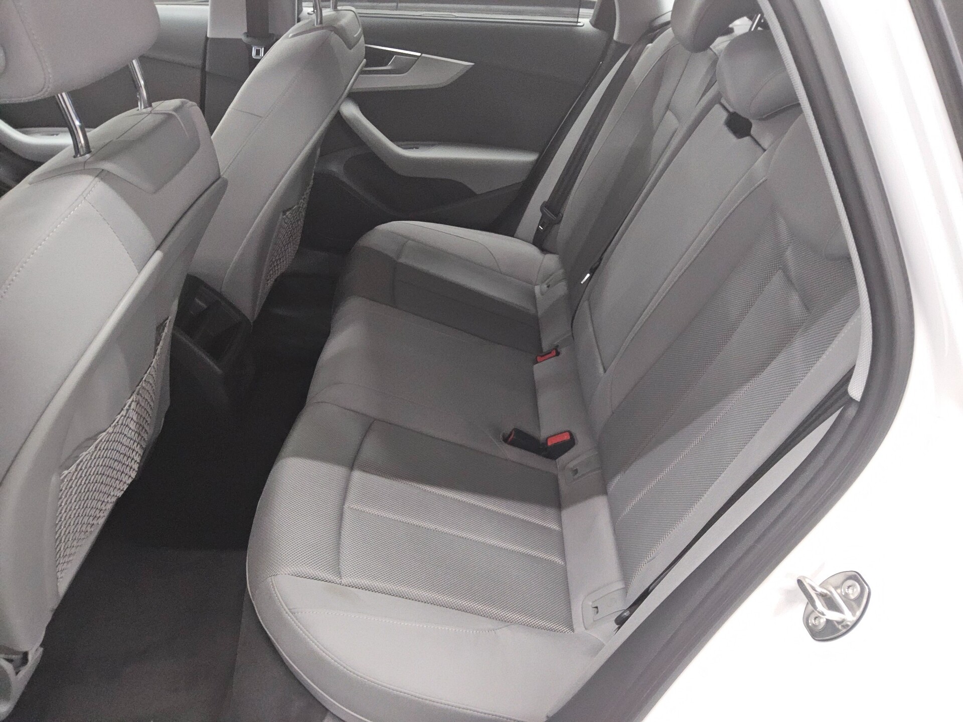 Audi A4 Avant 35 TDI Navi LED PDC Shz 13