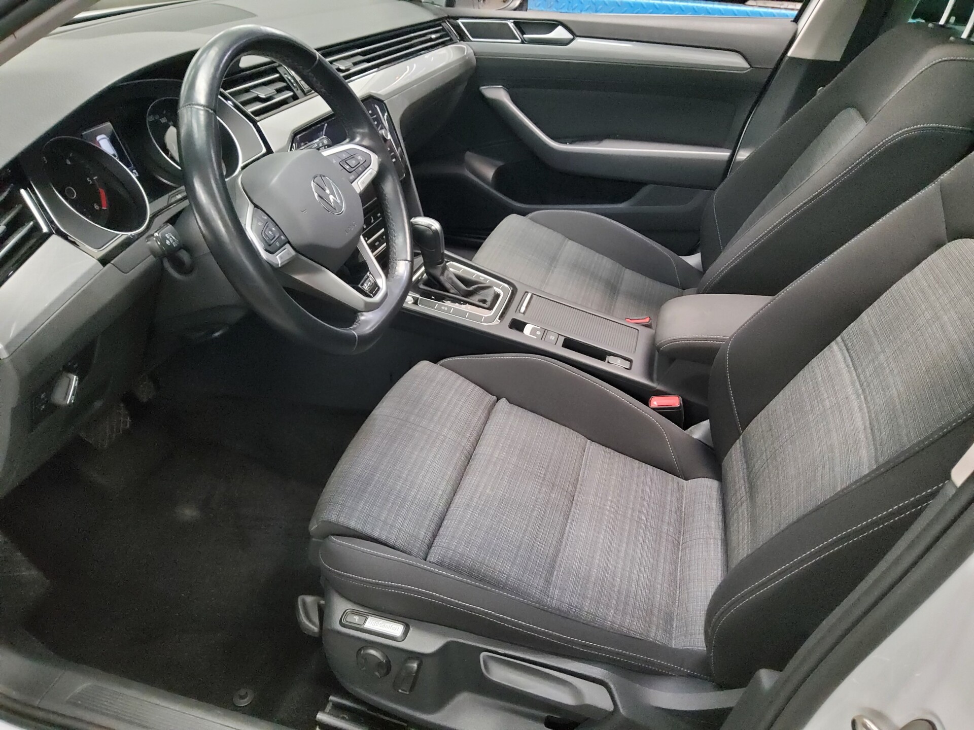 Volkswagen Passat Var. 2.0 TDI R-Line Navi LED Pano ACC 8