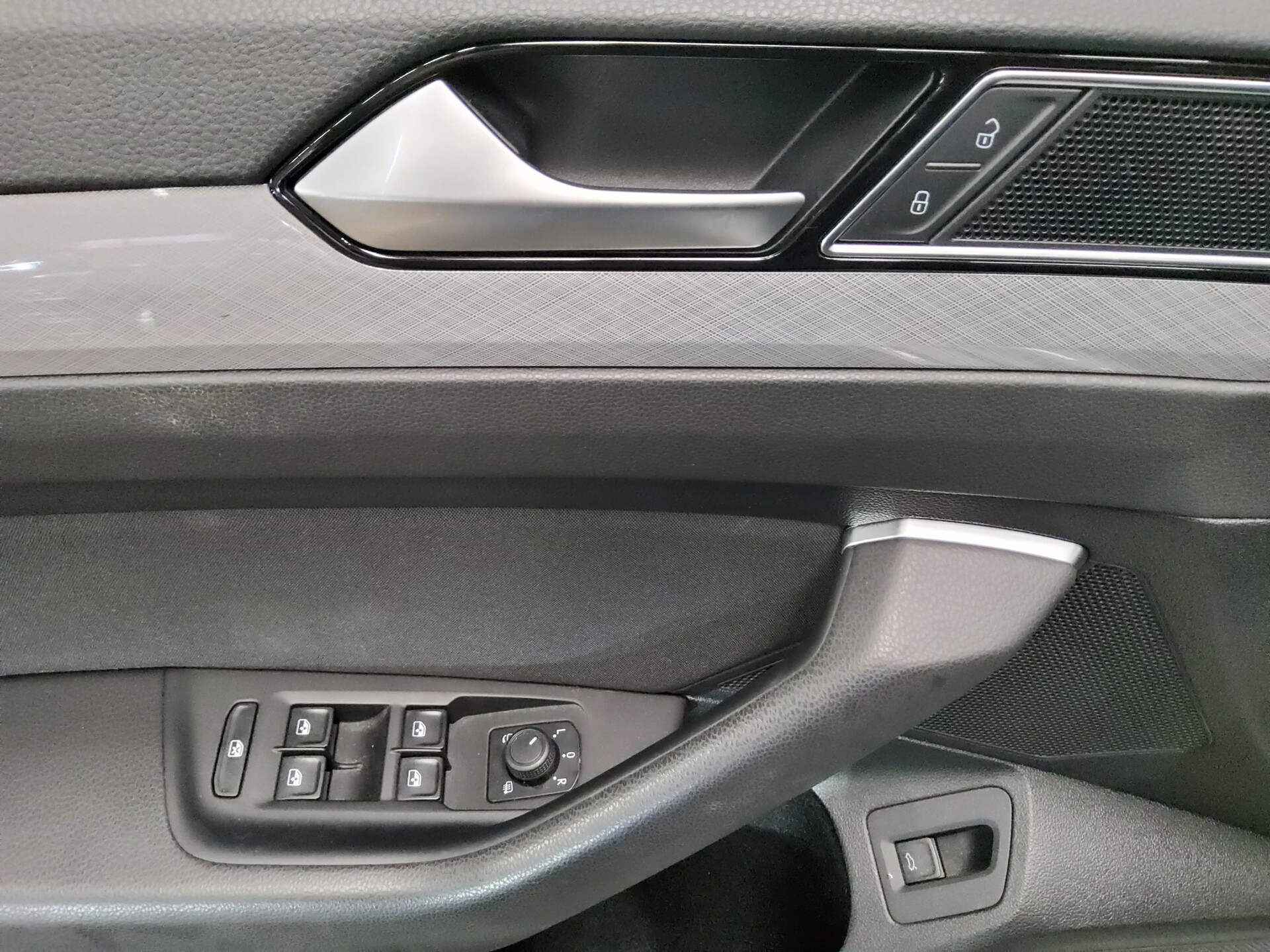 Volkswagen Passat Var. 2.0 TDI R-Line Navi LED Pano ACC 9