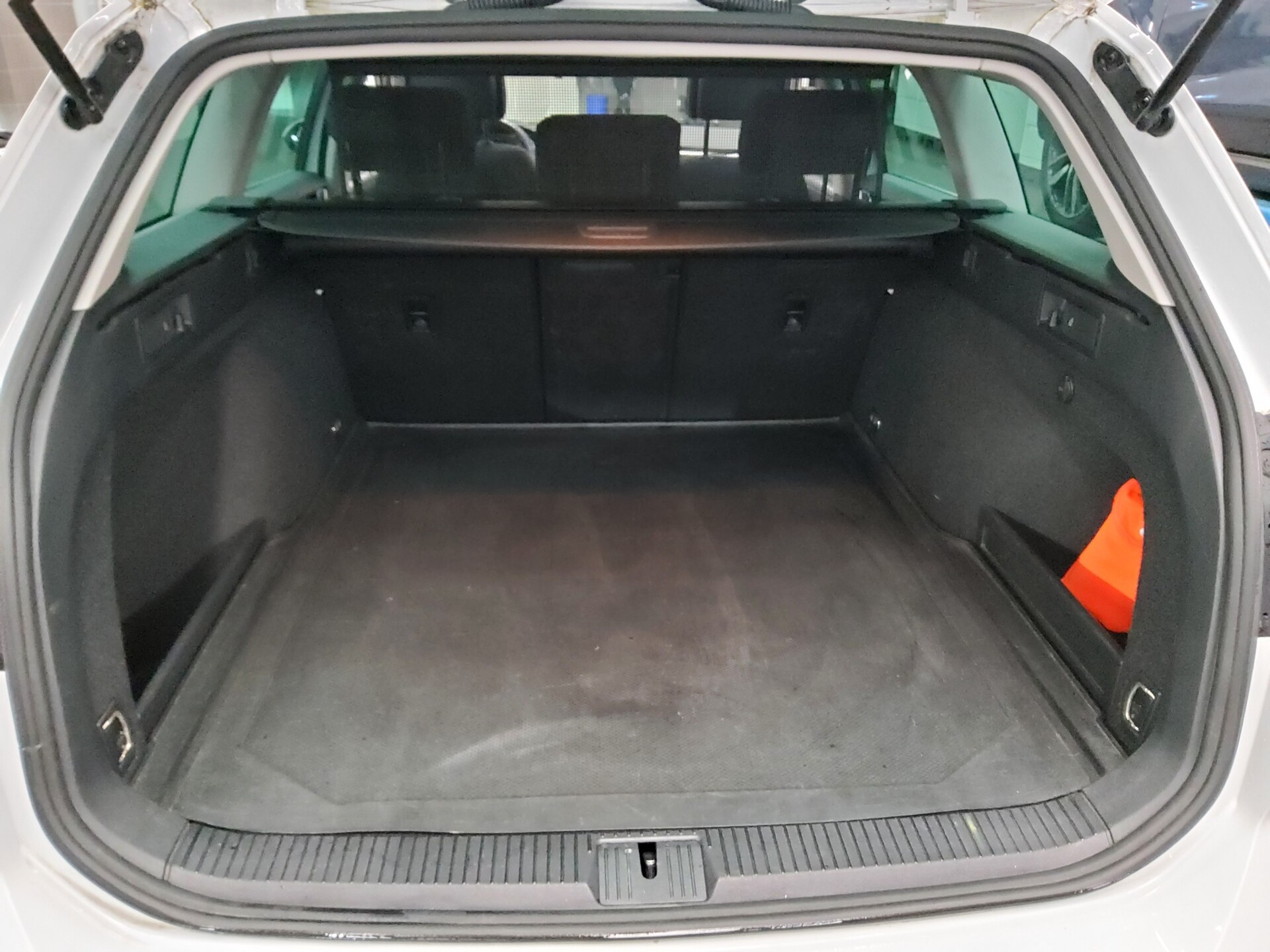 Volkswagen Passat Var. 2.0 TDI R-Line Navi LED Pano ACC 12