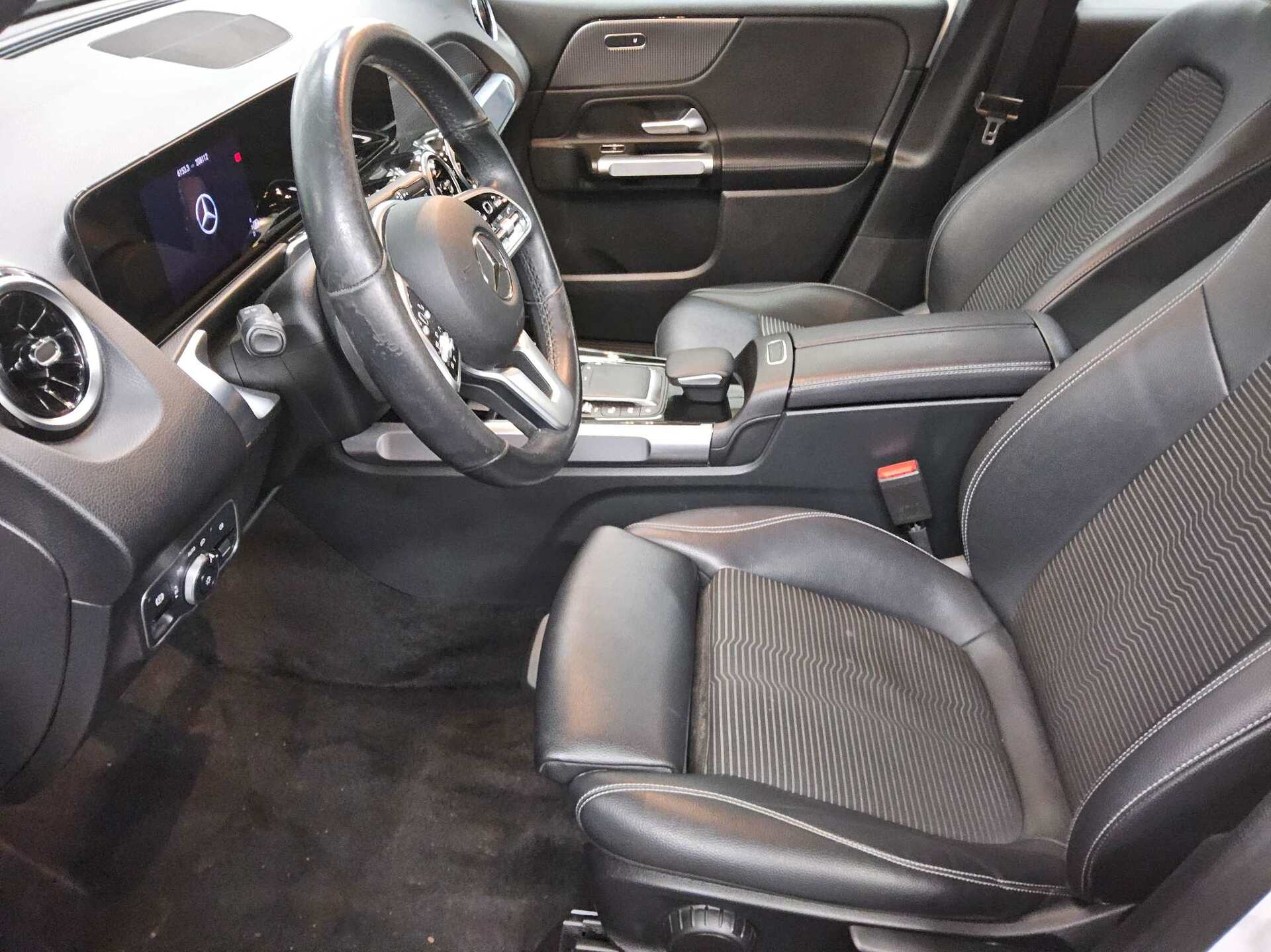 Mercedes-Benz GLB 200 d Progressive Navi AHK RfK LED Distr.+ 9