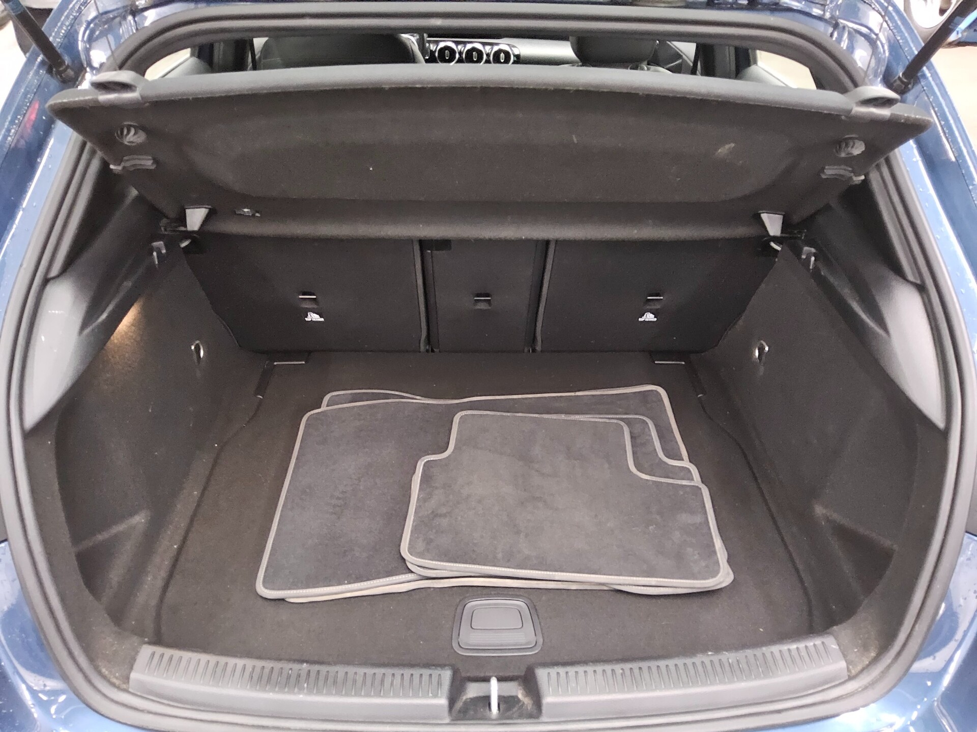 Mercedes-Benz A 200 d Progressive T-Leder AHK Navi LED RFK 12