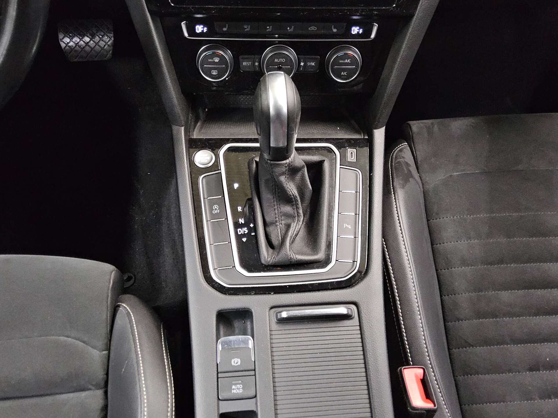 Volkswagen Passat Var. 2.0 TDI Elegance Navi LED AHK RfK 6