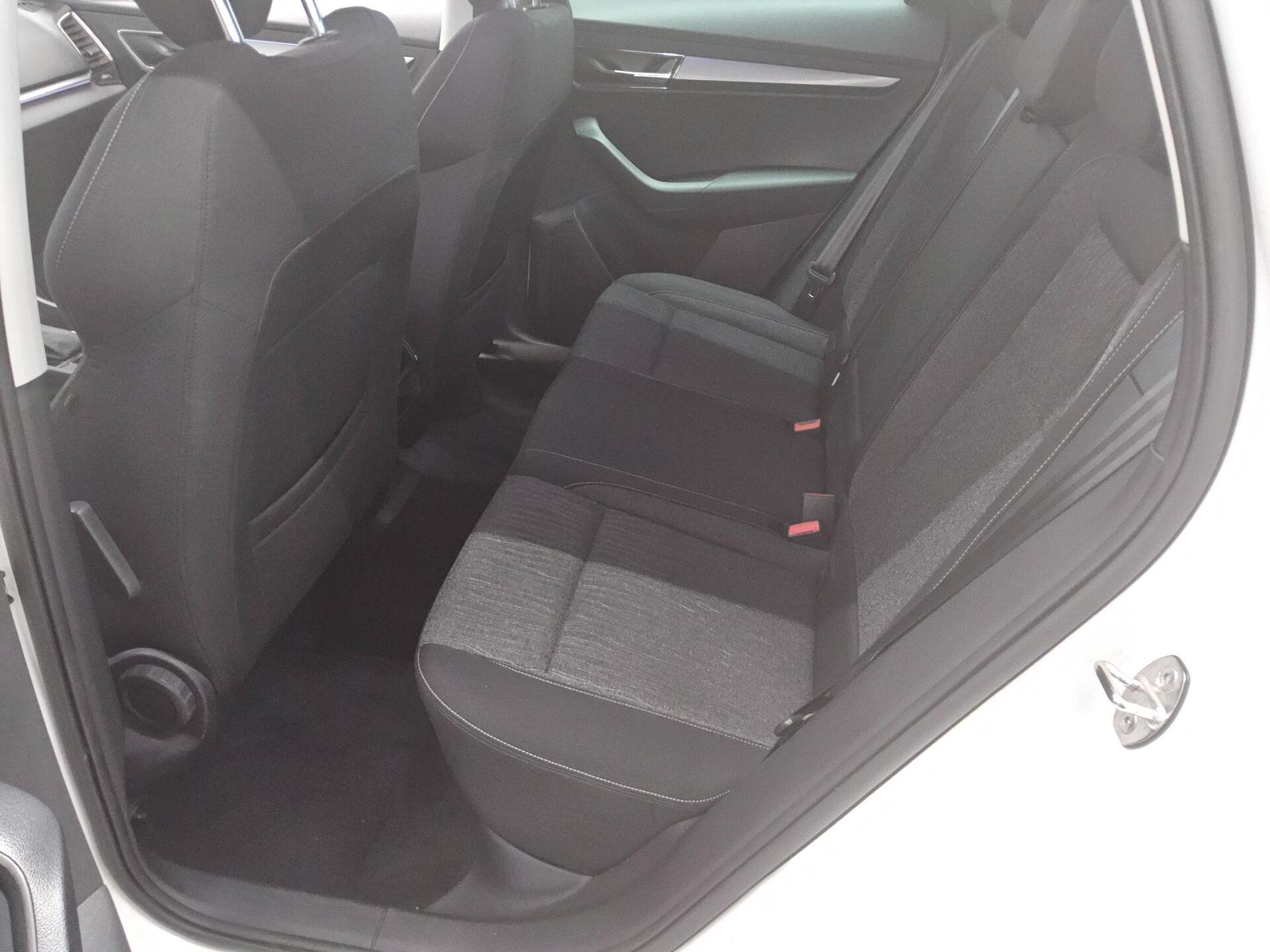 Skoda Karoq 2.0 TDI Style Navi AHK LED ACC 12