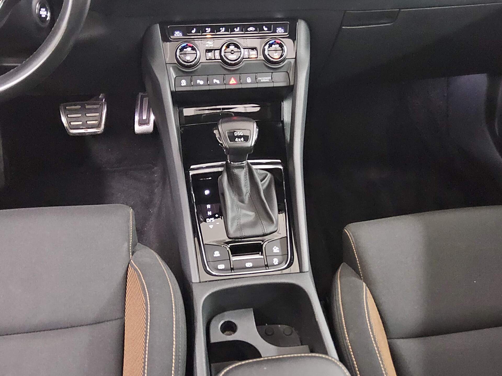 Skoda Karoq 2.0 TDI 4x4 Scout Navi LED Pano DCC AHK 6