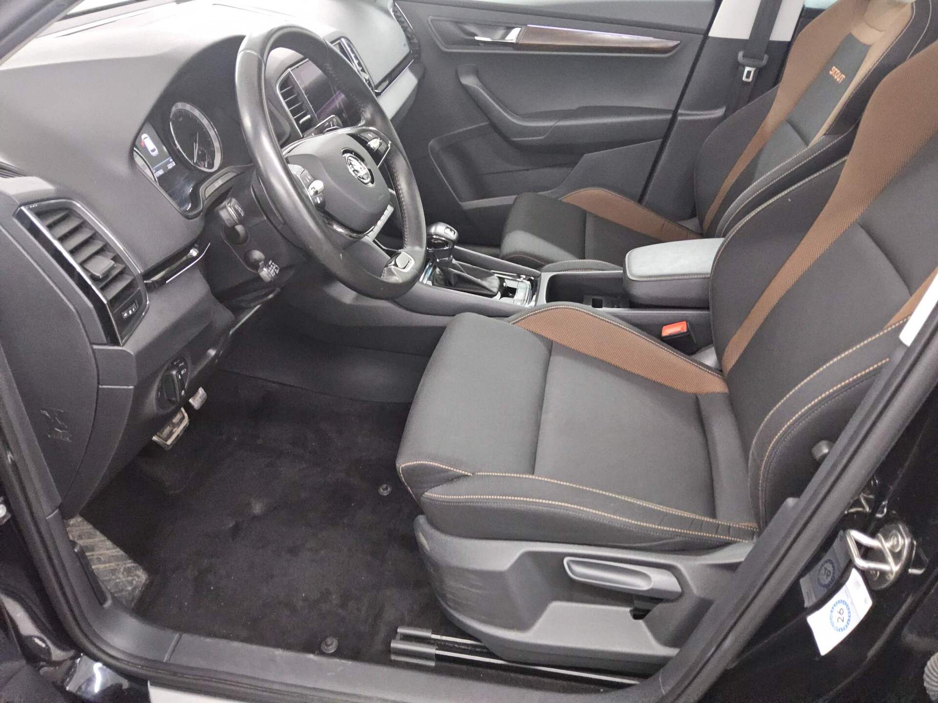 Skoda Karoq 2.0 TDI 4x4 Scout Navi LED Pano DCC AHK 8