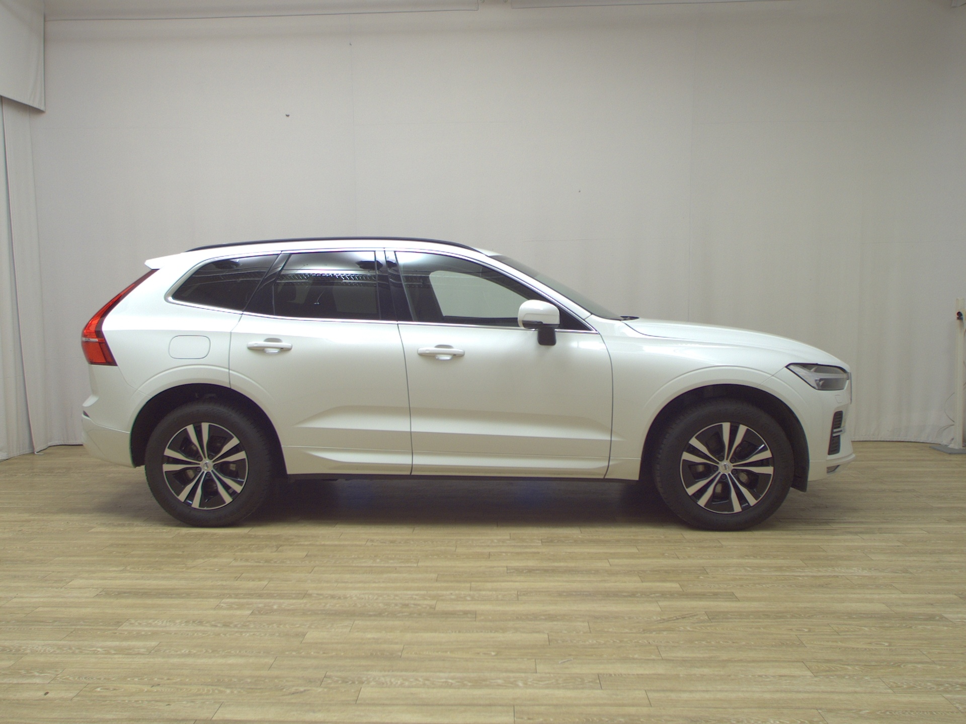 Volvo XC60 B4 D Momentum Pro Navi LED Shz AHK PDC
