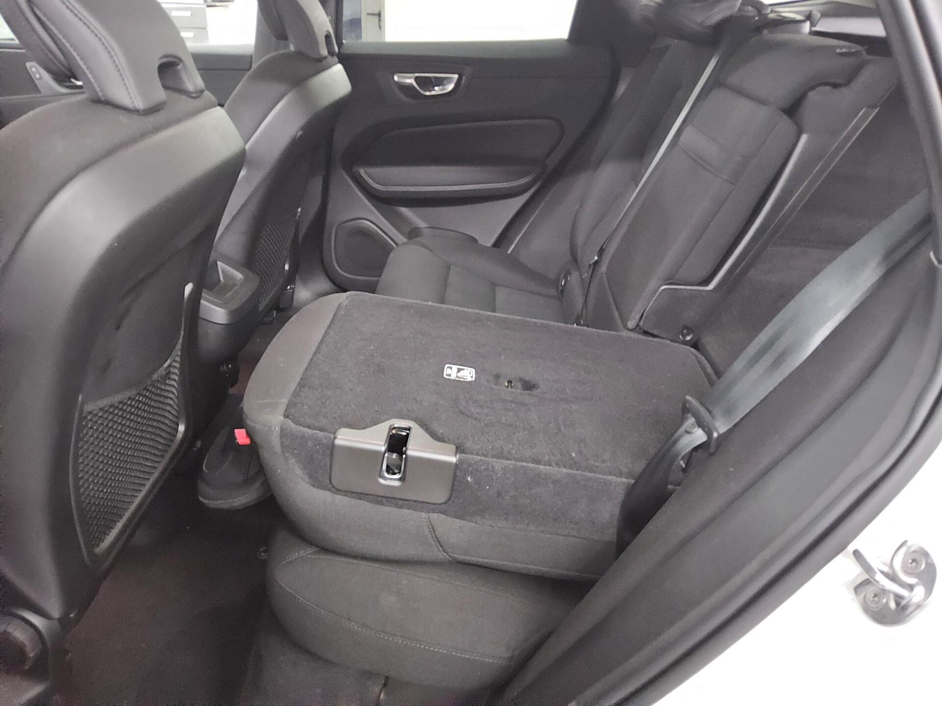 Volvo XC60 B4 D Momentum Pro Navi LED Shz AHK PDC 13