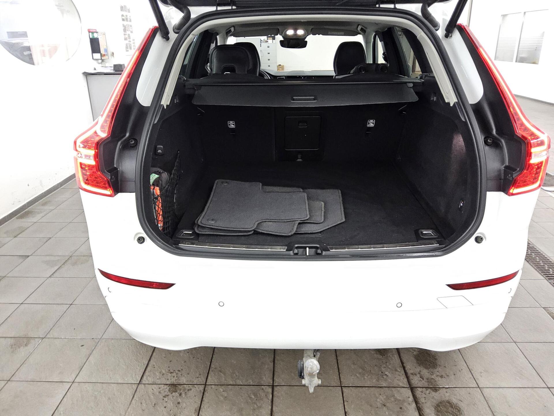 Volvo XC60 B4 D Momentum Pro Navi LED Shz AHK PDC 12