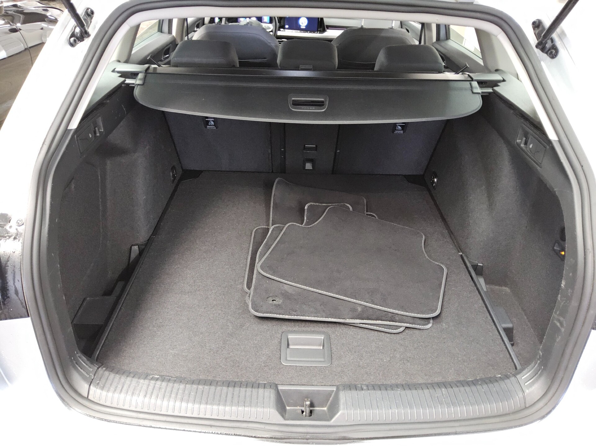 Volkswagen Golf-8 Var. 2.0 TDI Life Navi LED ACC HuD AHK 12