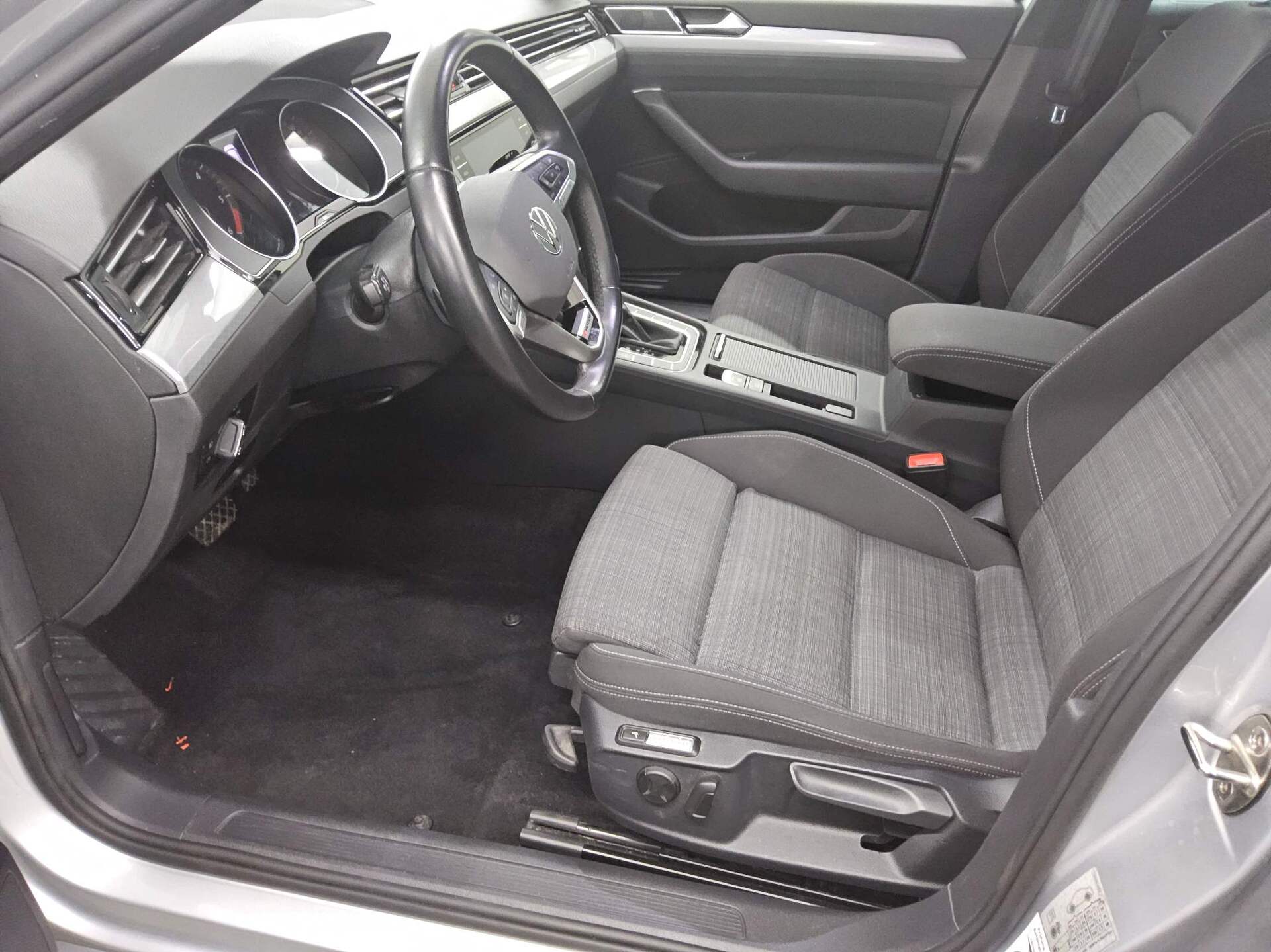 Volkswagen Passat Var. 2.0 TDI 4M Business Navi LED AHK RFK 8