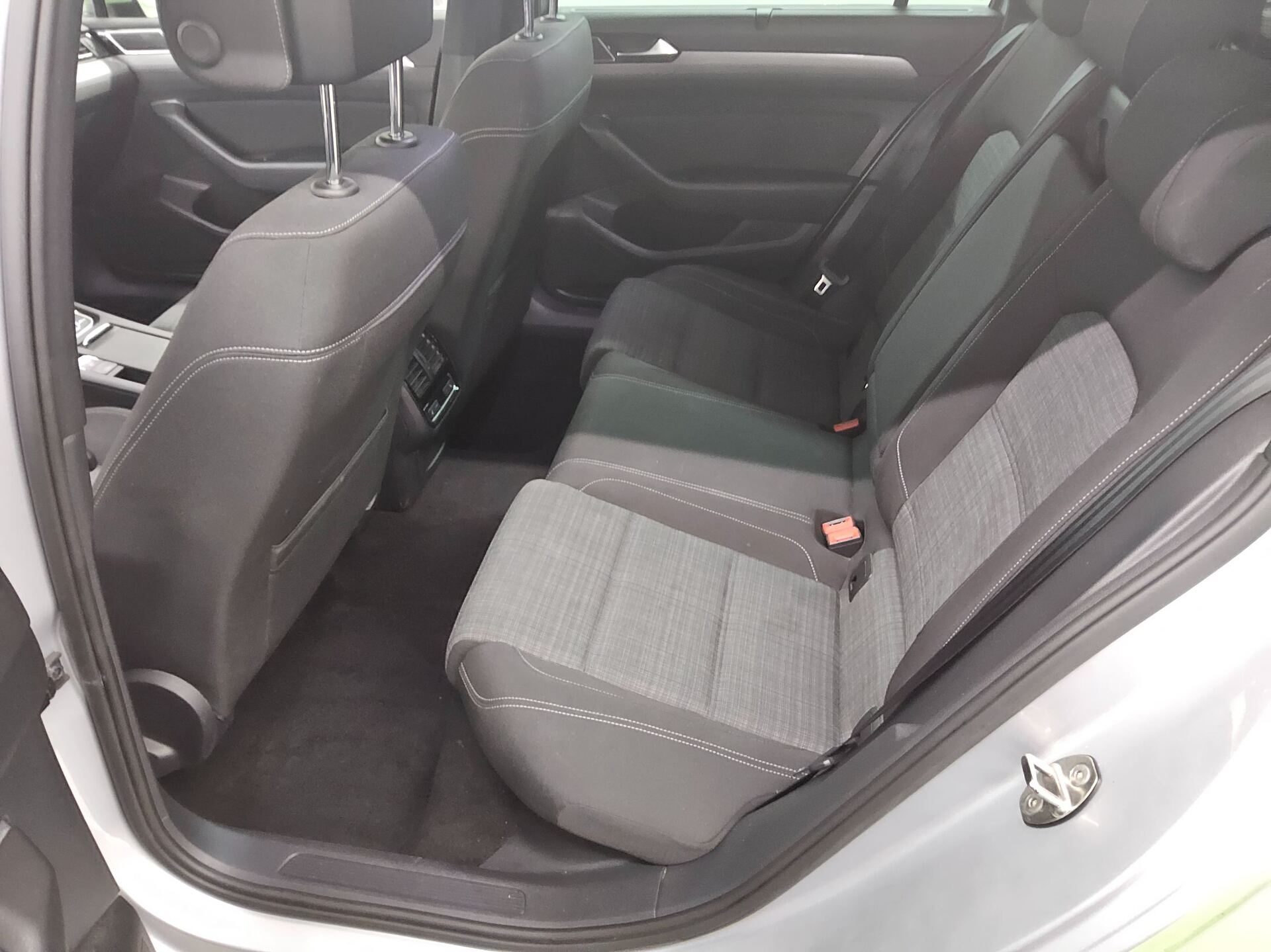 Volkswagen Passat Var. 2.0 TDI 4M Business Navi LED AHK RFK 12