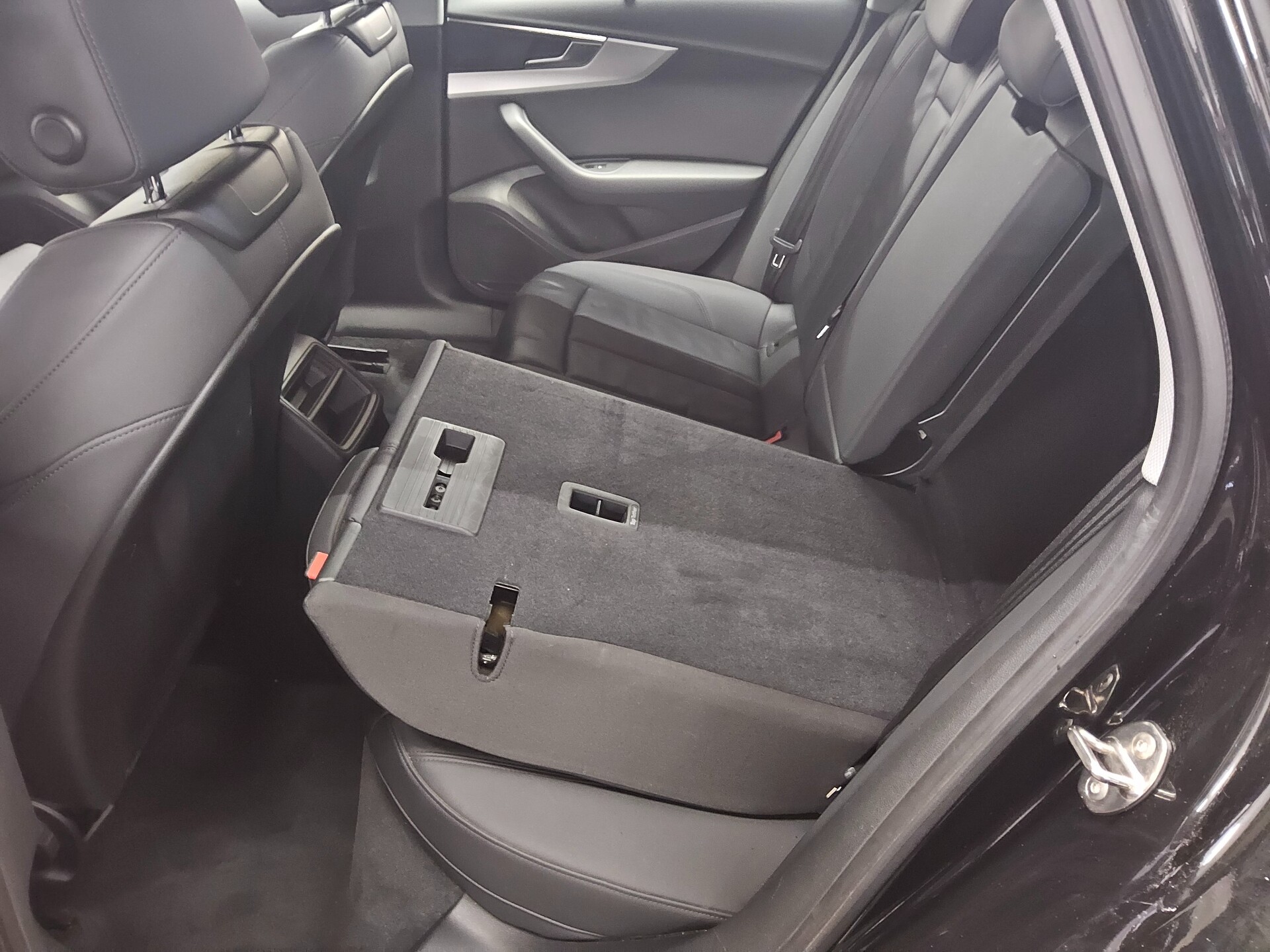 Audi A4 Avant 35 TDI Leder Navi+ LED Kamera 12