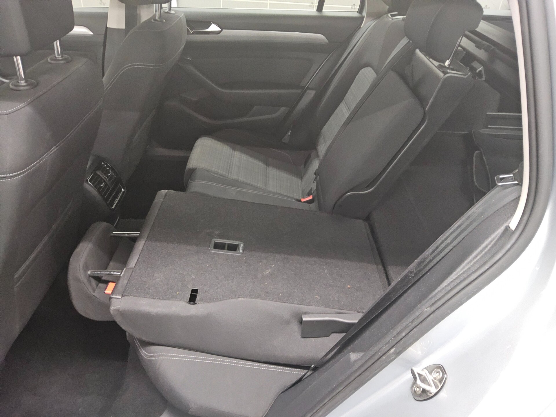 Volkswagen Passat Var. 2.0 TDI Business Navi HuD AHK ACC 12