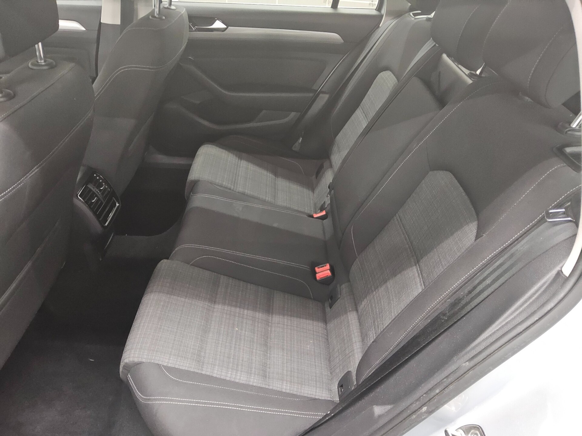 Volkswagen Passat Var. 2.0 TDI Business Navi HuD AHK ACC 13