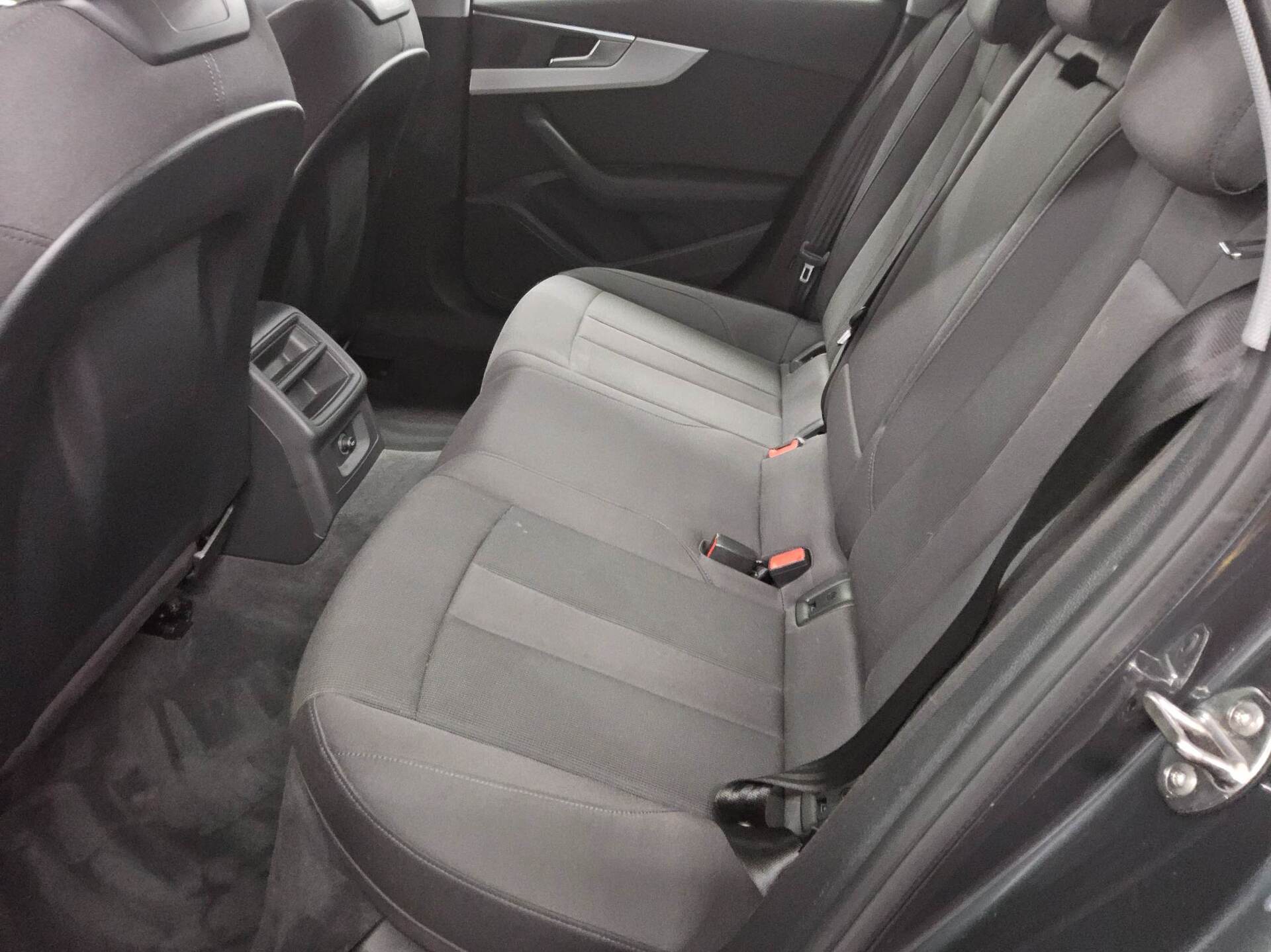 Audi A4 Avant 35 TDI Navi+ LED Sportsitze PDC Tempo 13