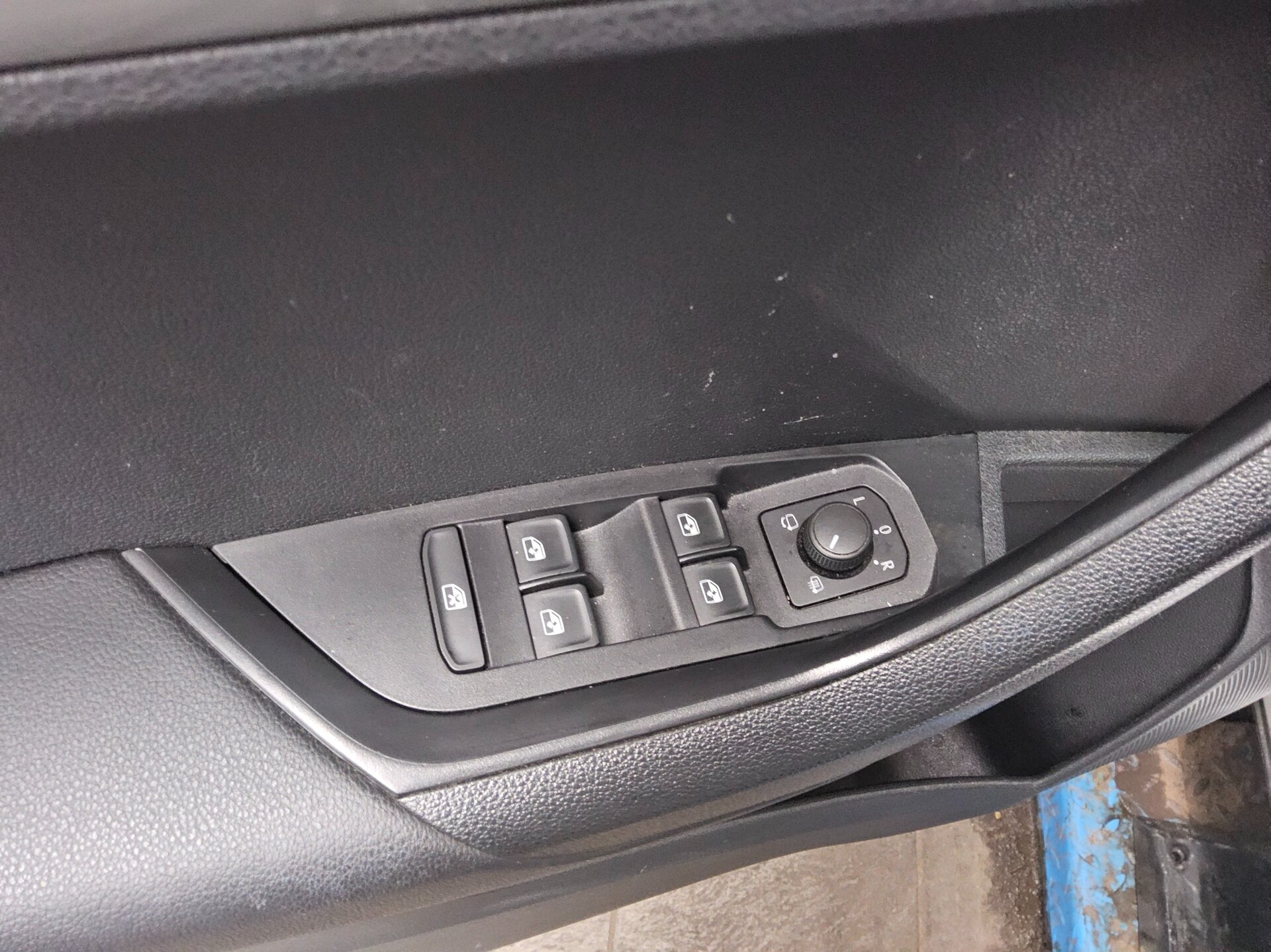 Skoda Karoq 2.0 TDI Ambition Navi LED ACC PDC 9