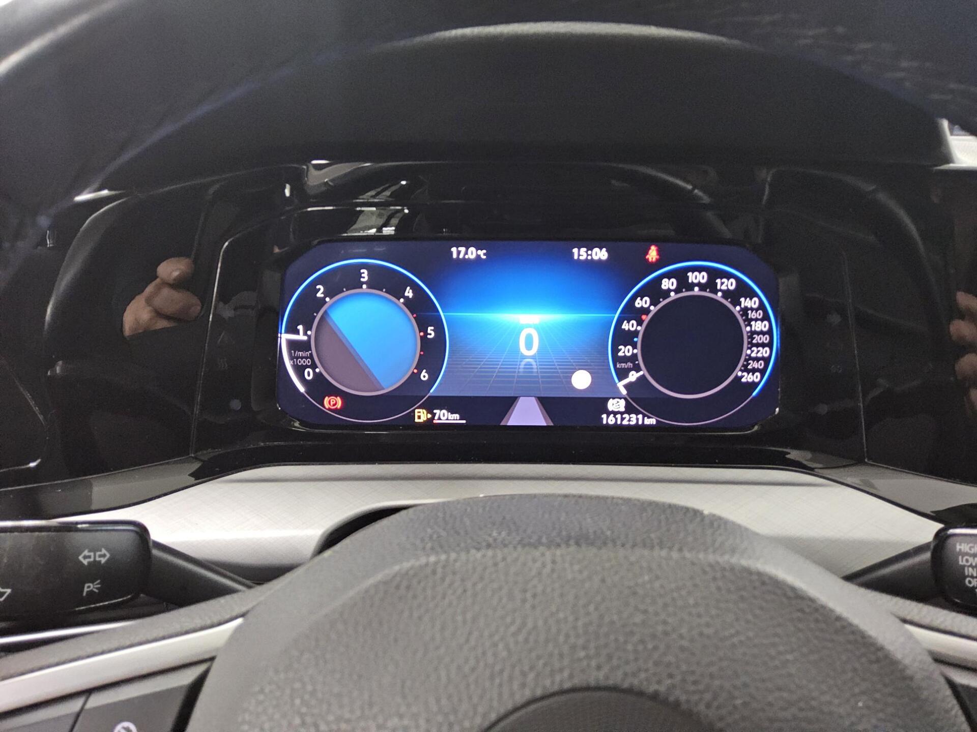 Volkswagen Golf-8 Var. 2.0 TDI Life Navi DC LED 8