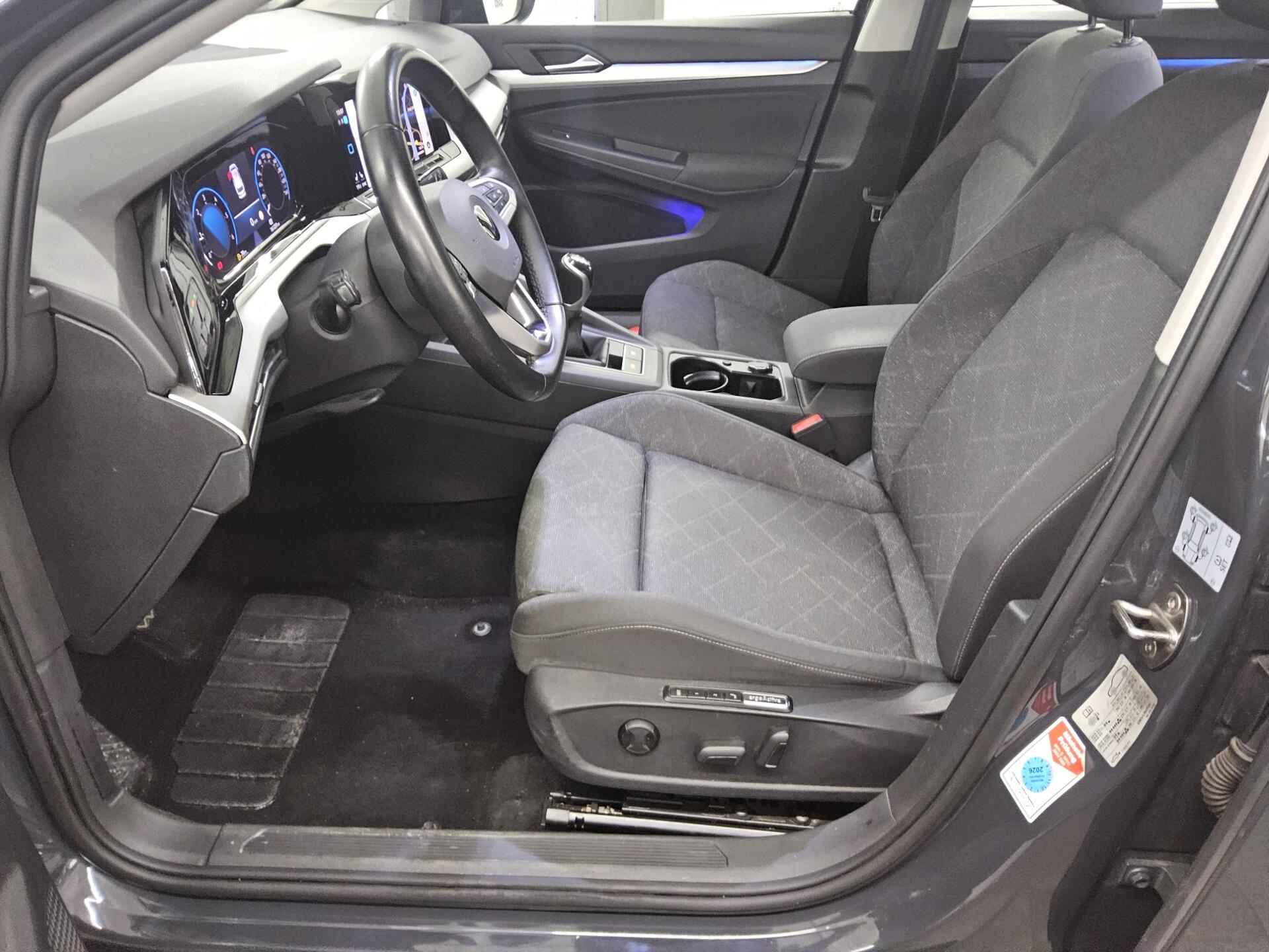 Volkswagen Golf-8 Var. 2.0 TDI Life Navi DC LED 9