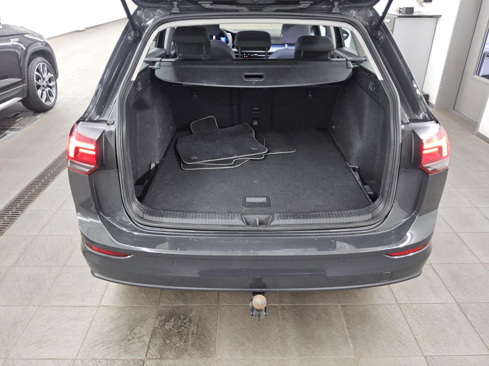 Volkswagen Golf-8 Var. 2.0 TDI Life Navi DC LED 12