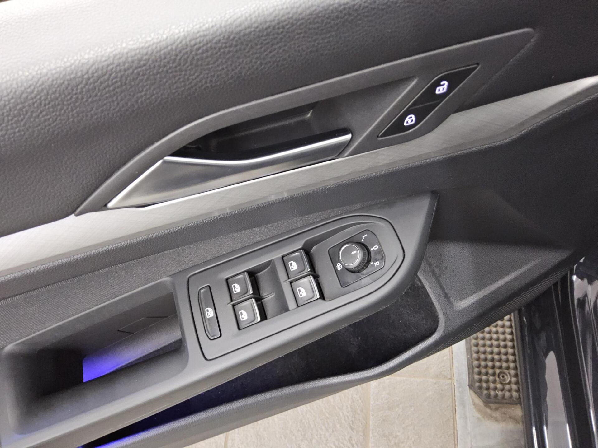 Volkswagen Golf-8 Var. 2.0 TDI Life Navi DC LED 10