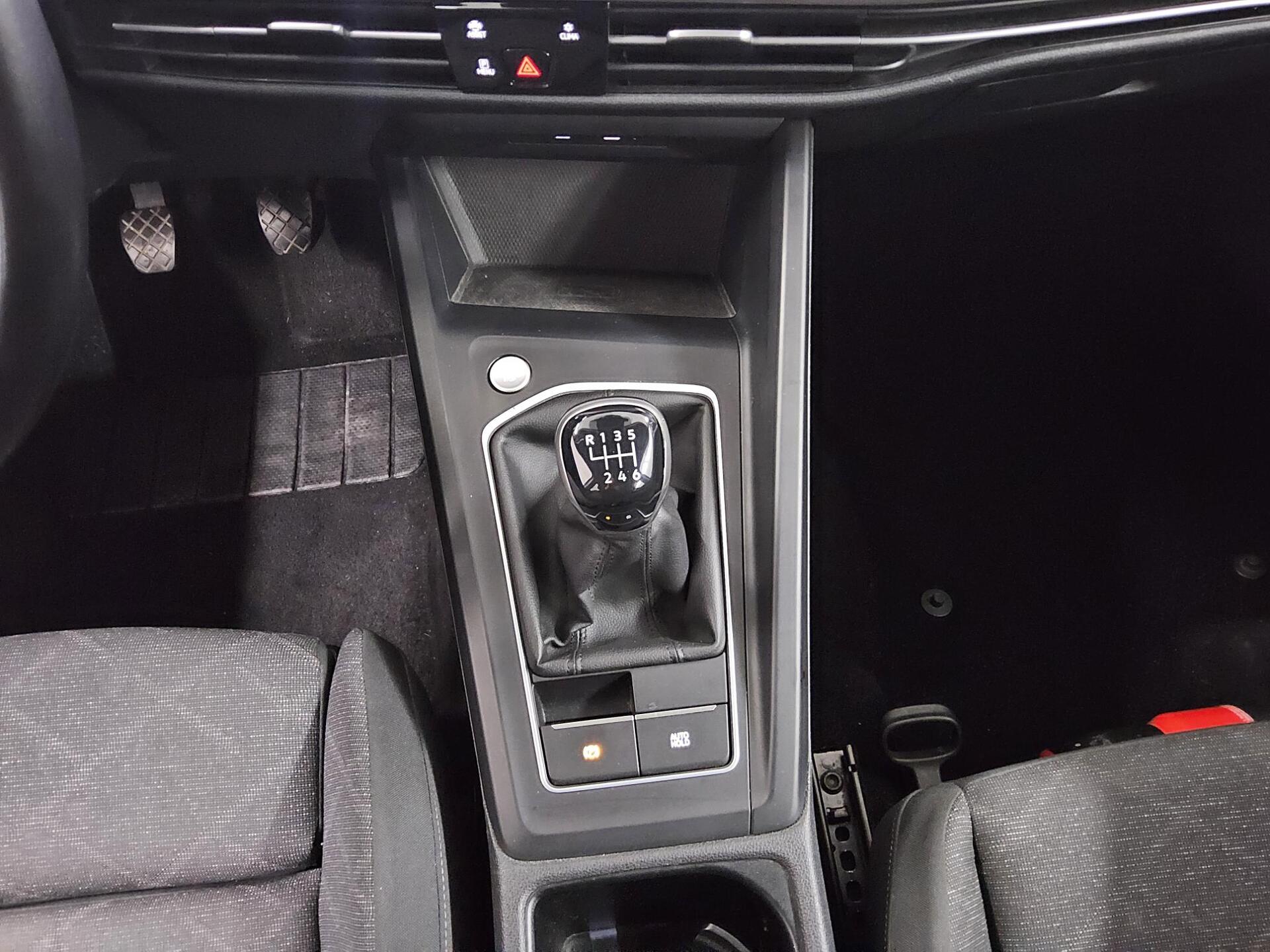 Volkswagen Golf-8 Var. 2.0 TDI Life Navi DC LED 6