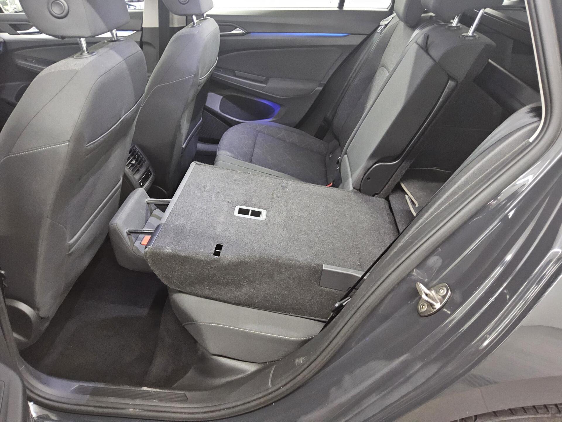 Volkswagen Golf-8 Var. 2.0 TDI Life Navi DC LED 13