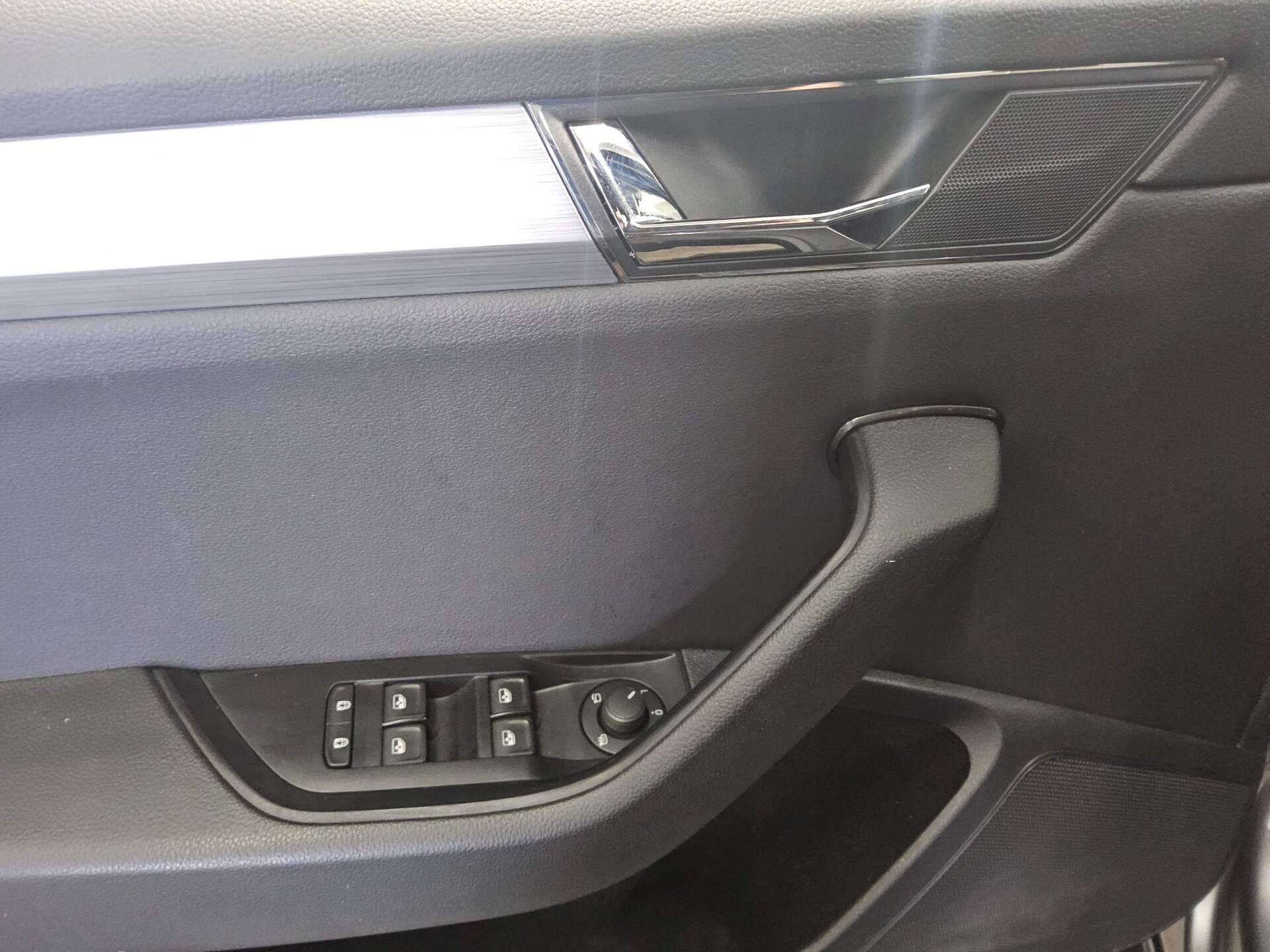 Skoda Superb Kombi 2.0 TDI Ambition Navi LED AID ACC 10