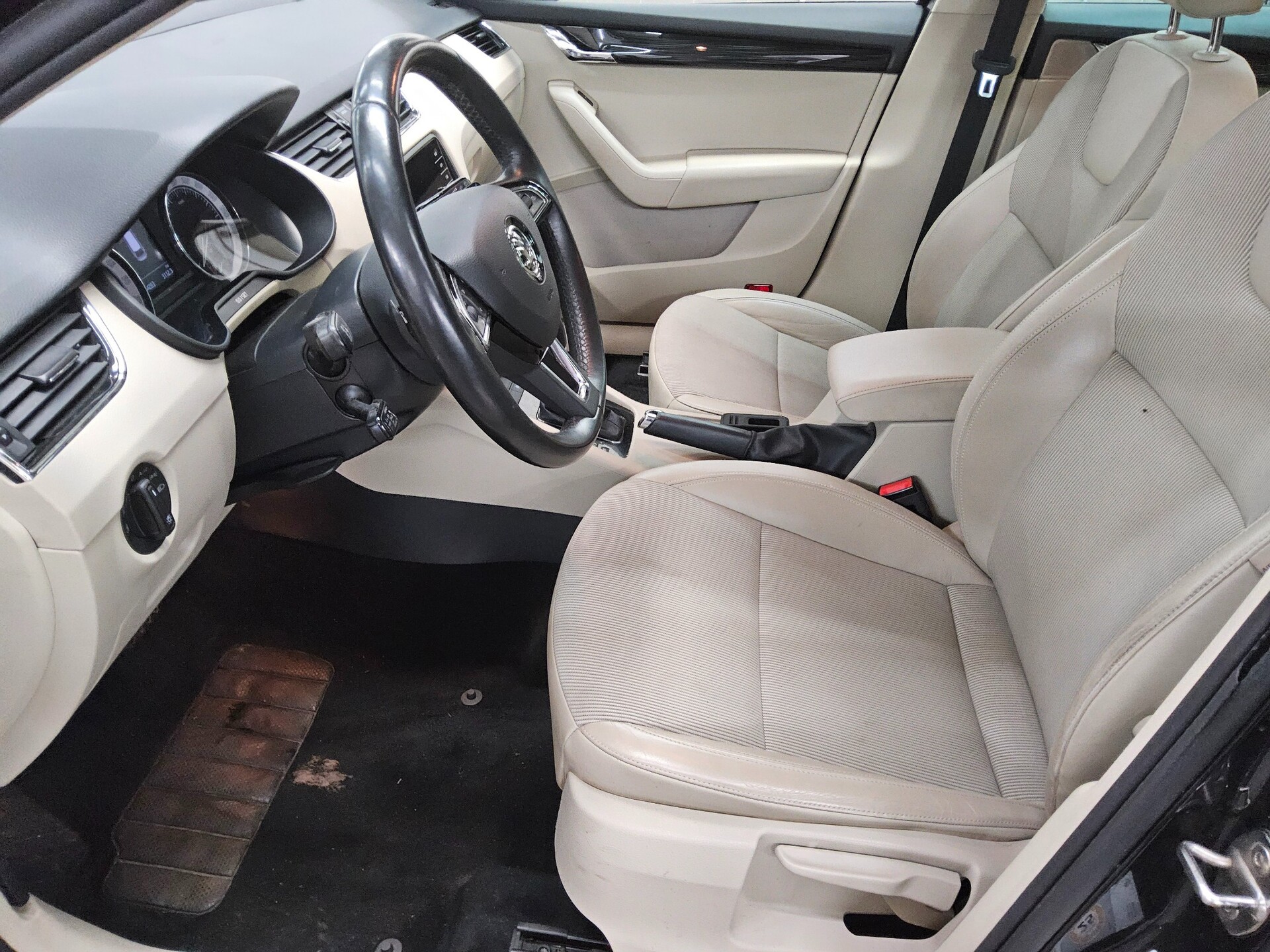 Skoda Octavia Kombi 2.0 TDI Style T-Leder Navi ACC PDC 8