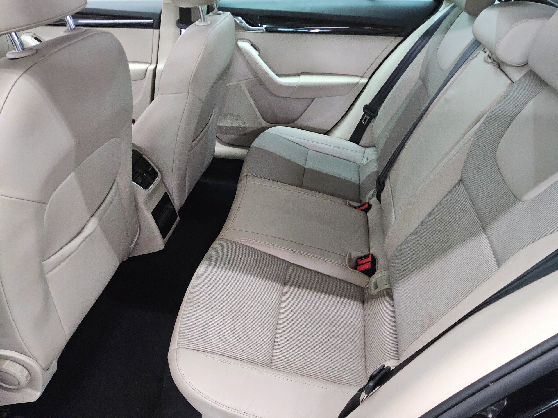 Skoda Octavia Kombi 2.0 TDI Style T-Leder Navi ACC PDC 13