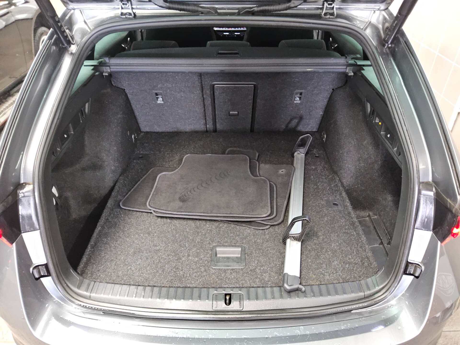 Skoda Octavia Kombi 2.0 TDI RS Navi LED vc Pano AHK 13