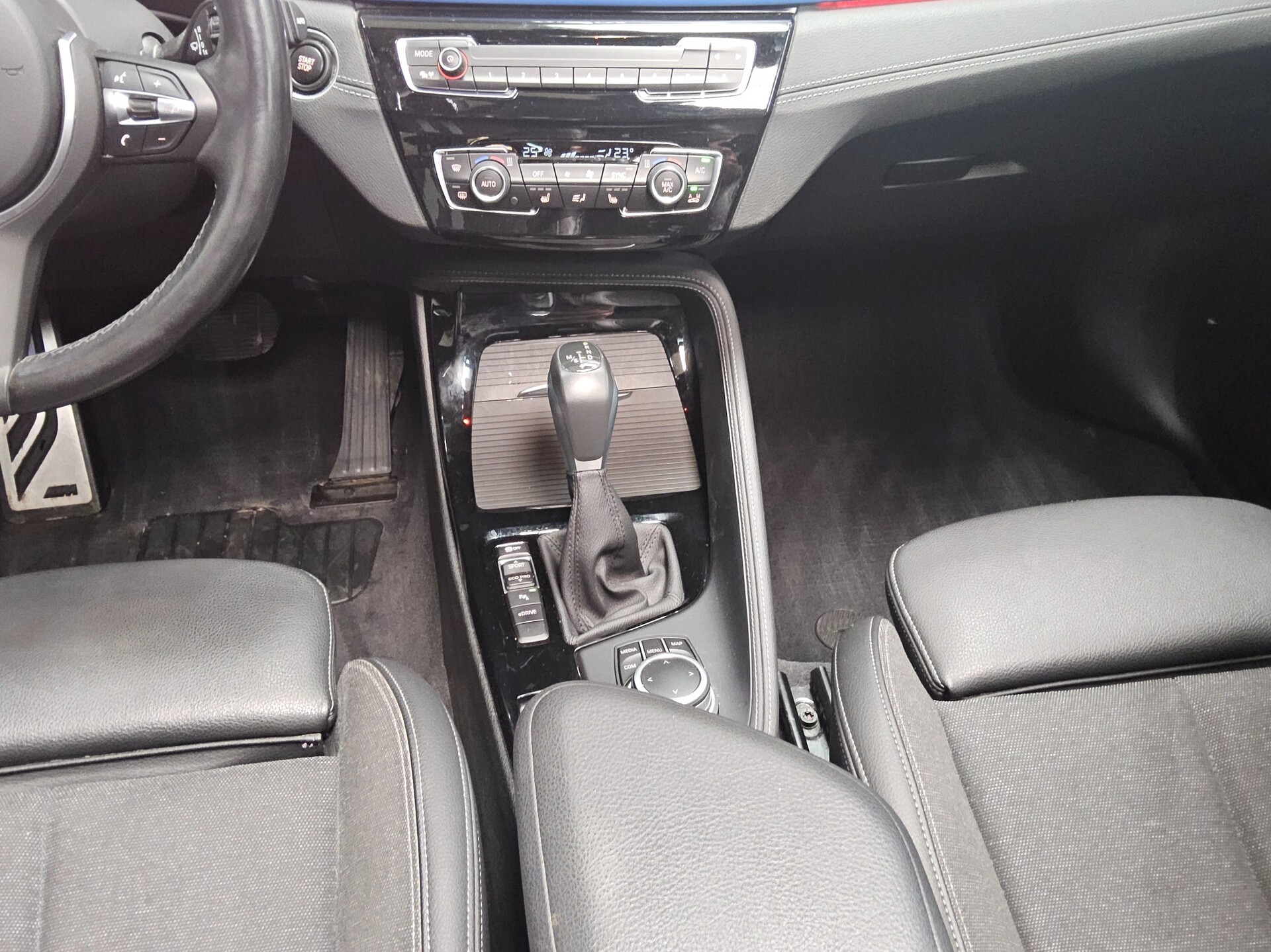 BMW X1 xDrive25e M-Sport Navi LED HuD Pano HiFi 6