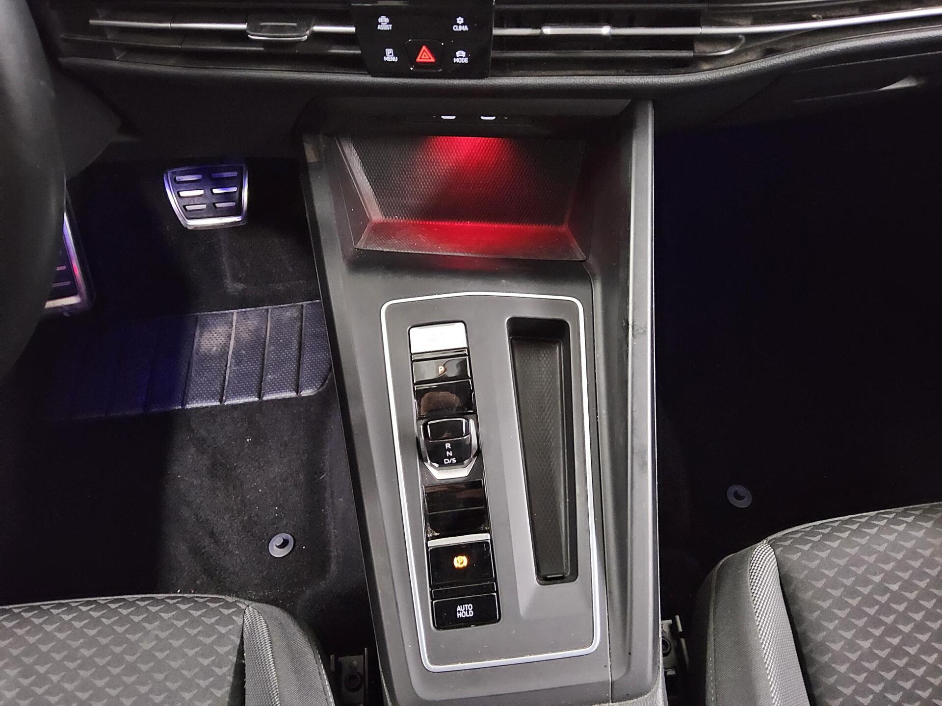 Volkswagen Golf-8 Var. 2.0 TDI Active Navi LED vc AHK StHzg 6