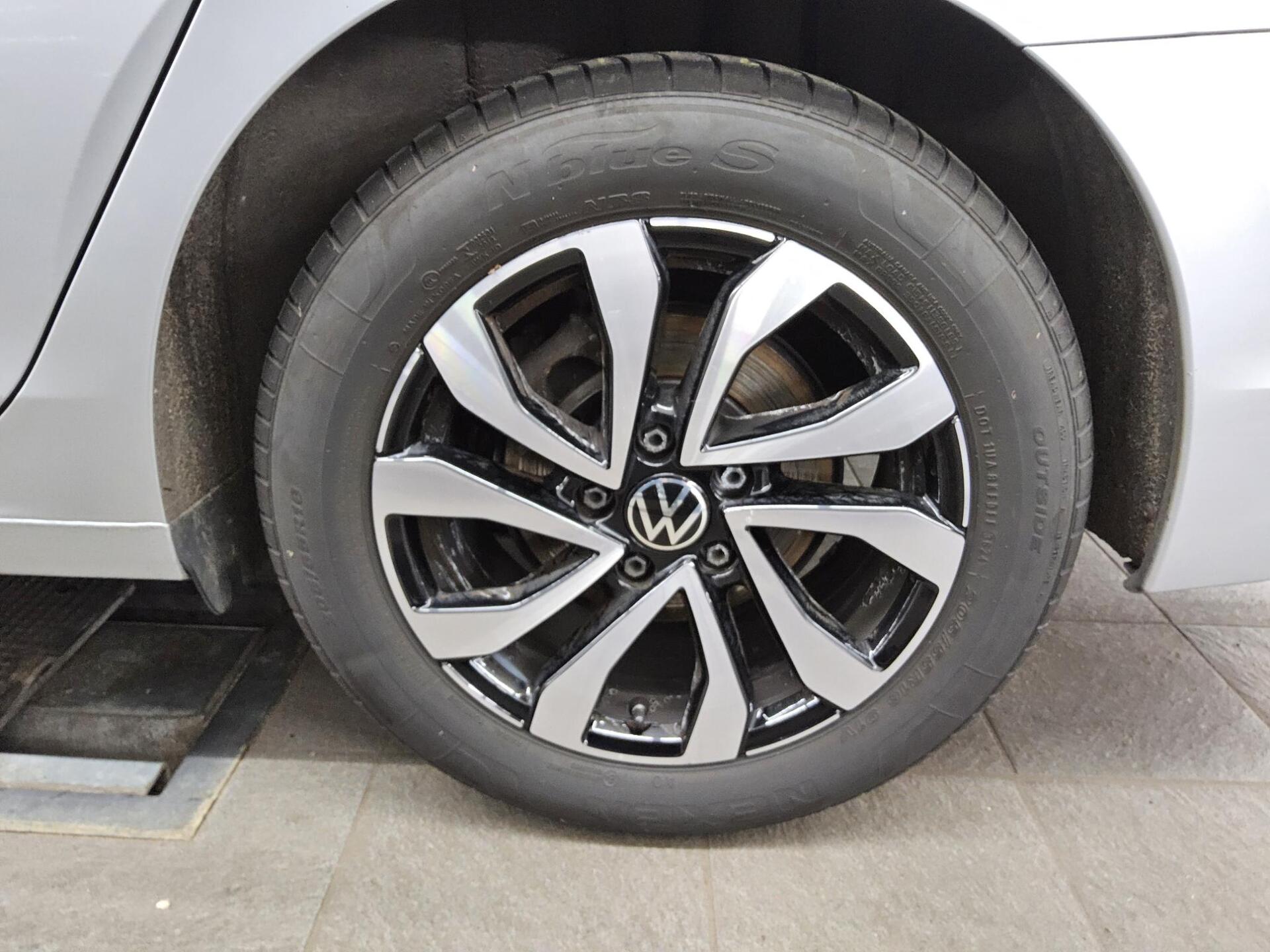 Volkswagen Golf-8 Var. 2.0 TDI Active Navi LED vc AHK StHzg 11