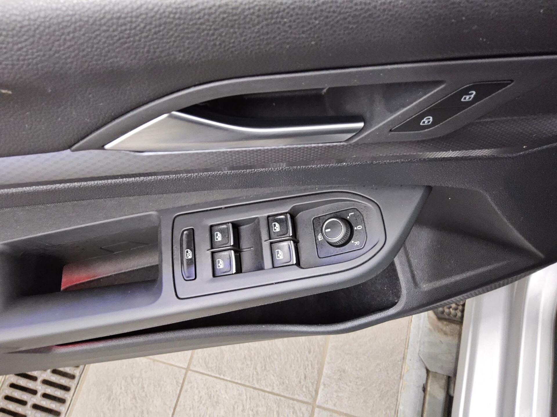 Volkswagen Golf-8 Var. 2.0 TDI Active Navi LED vc AHK StHzg 10