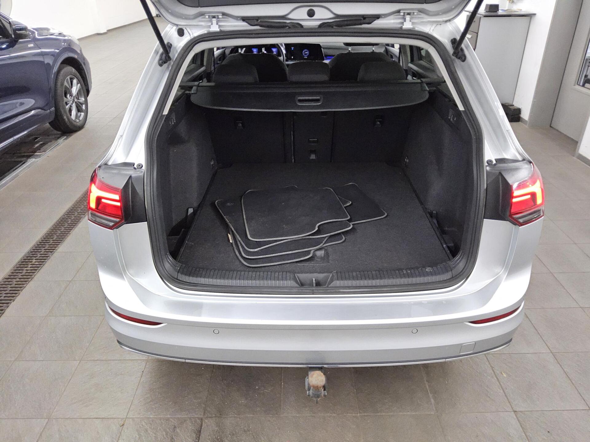 Volkswagen Golf-8 Var. 2.0 TDI Active Navi LED vc AHK StHzg 12