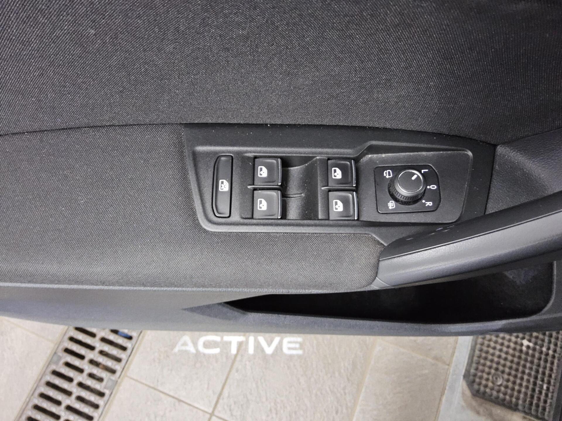 Volkswagen Tiguan 2.0 TDI Active Navi LED AHK RfK StHzg ACC 9