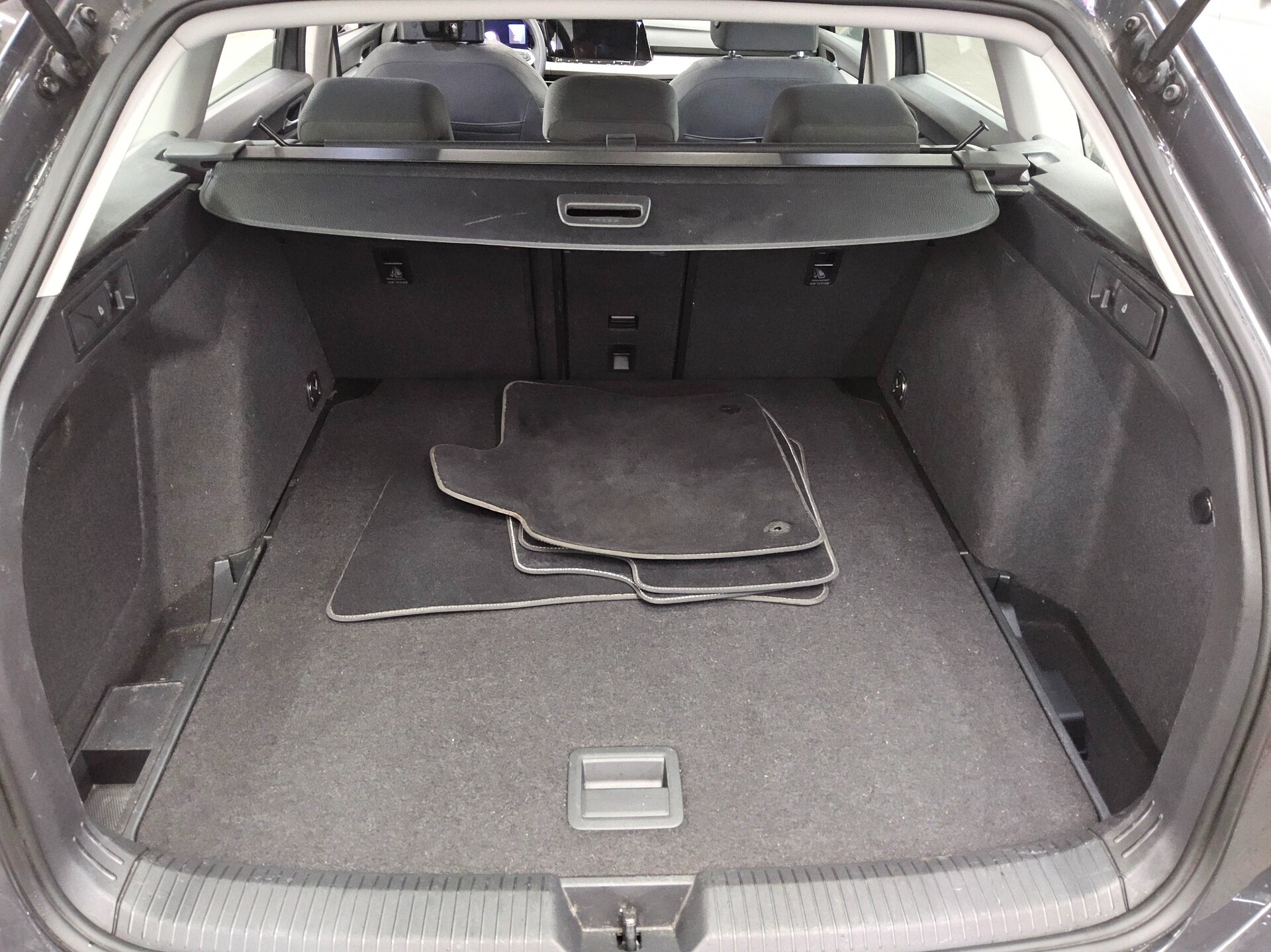 Volkswagen Golf-8 Var. 2.0 TDI Life Navi LED DC Pano ACC 13