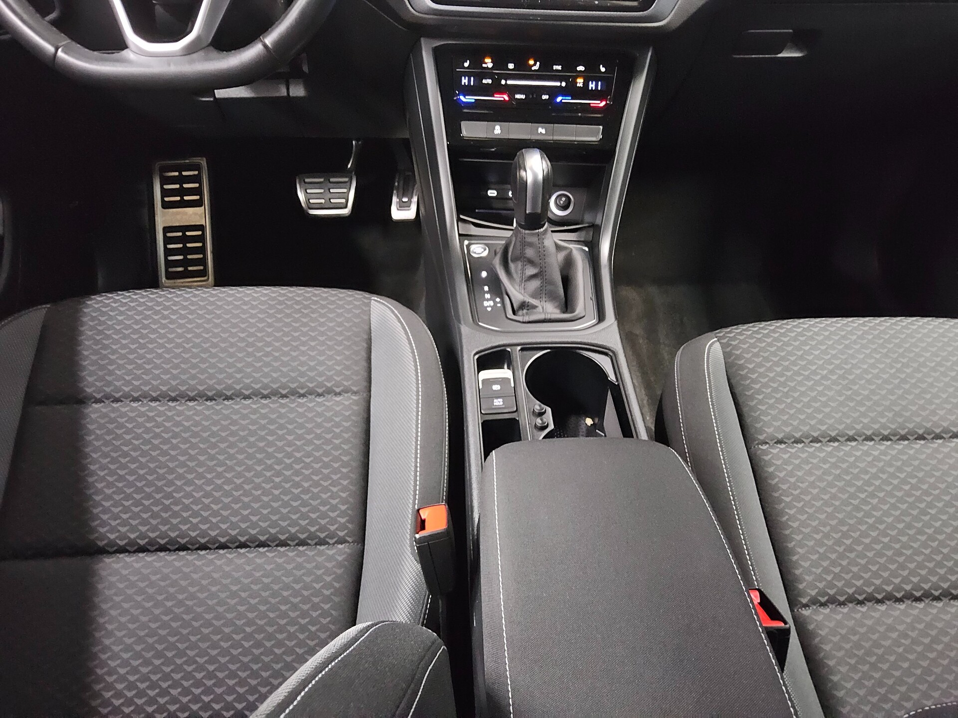 Volkswagen Touran 2.0 TDI Active 7-Sitze Navi AID LED AHK 6