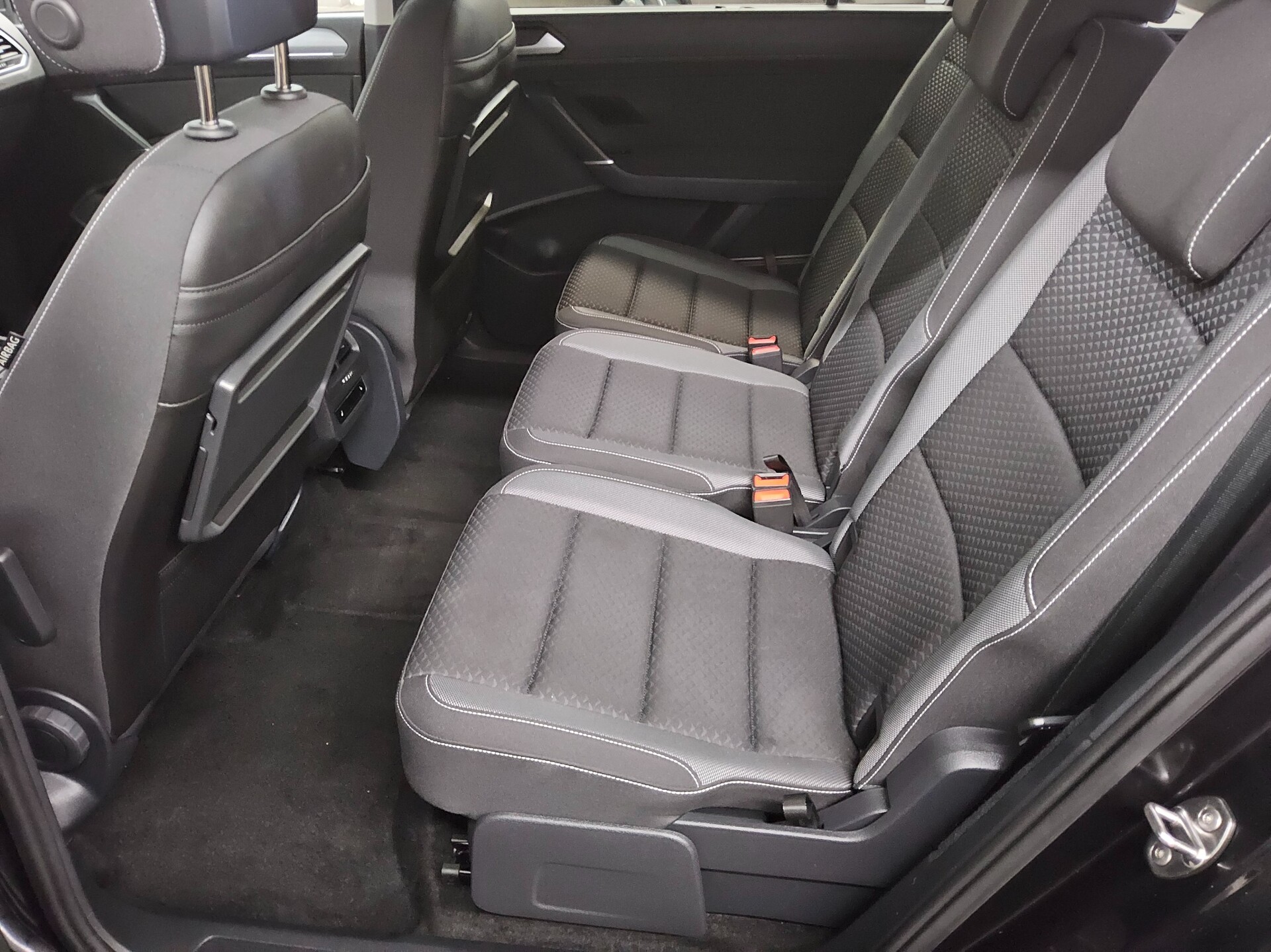 Volkswagen Touran 2.0 TDI Active 7-Sitze Navi AID LED AHK 13