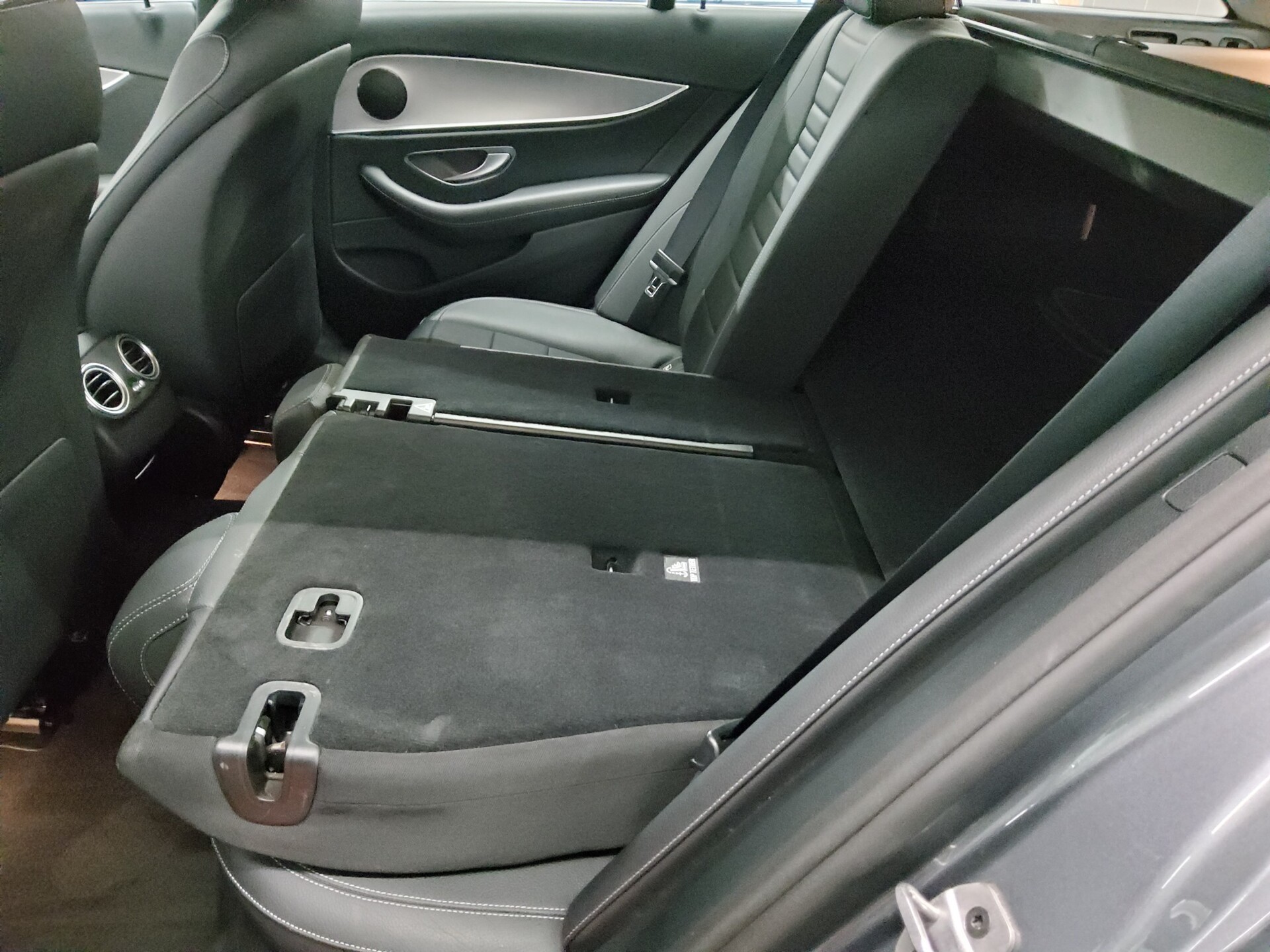 Mercedes-Benz E 300 T d Avantgarde Leder Navi LED RfK Distr+ 12