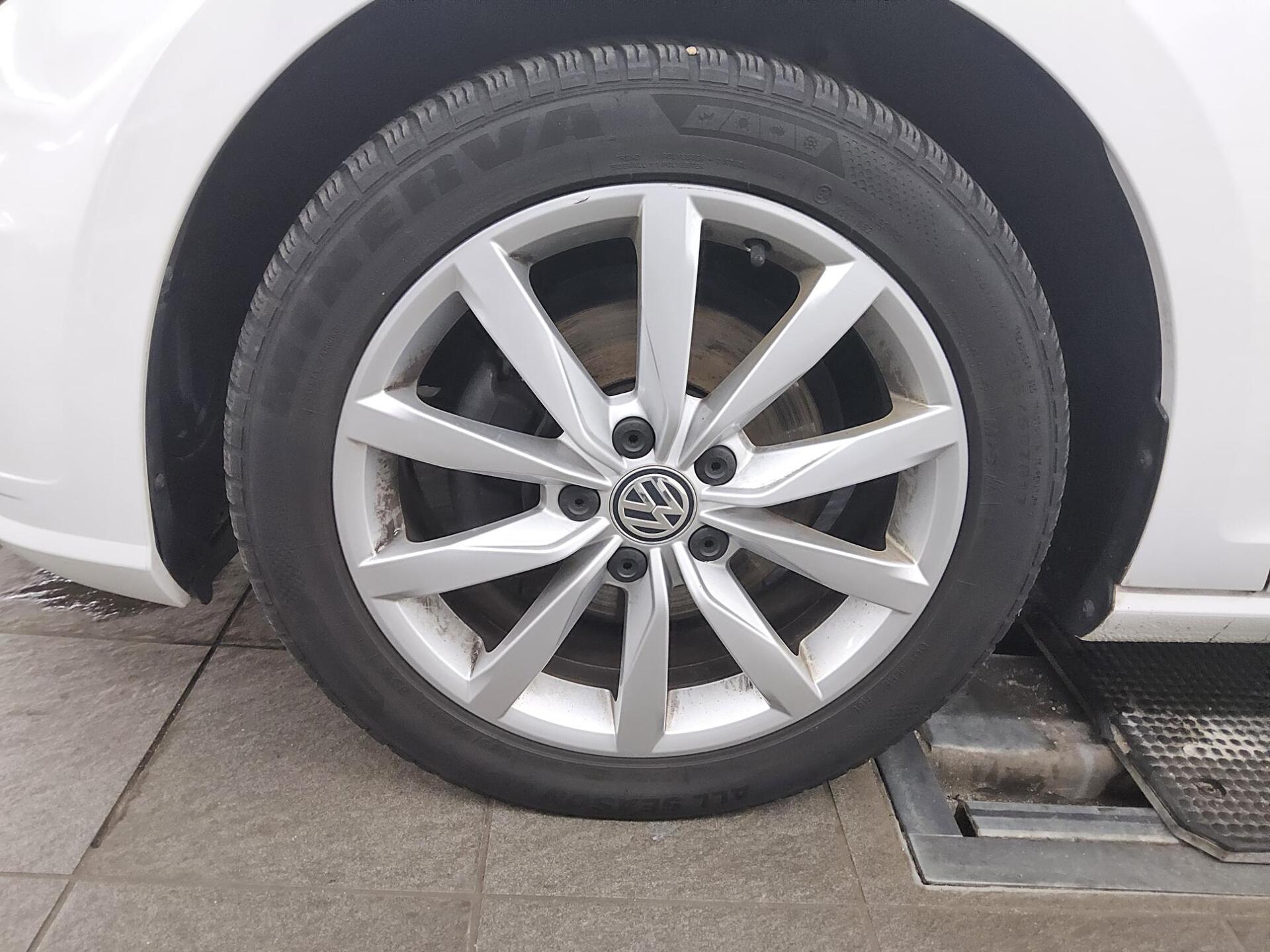 Volkswagen Golf-7 Var. 1.5 TSI Highline Navi LED ACC PDC 10